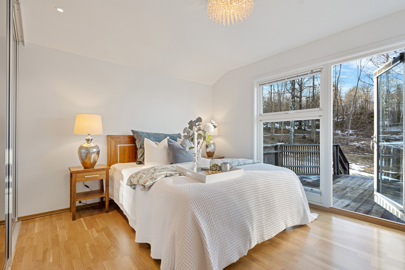 Hovedsoverommet i hovedetasjen med utgang ut Galleribilde