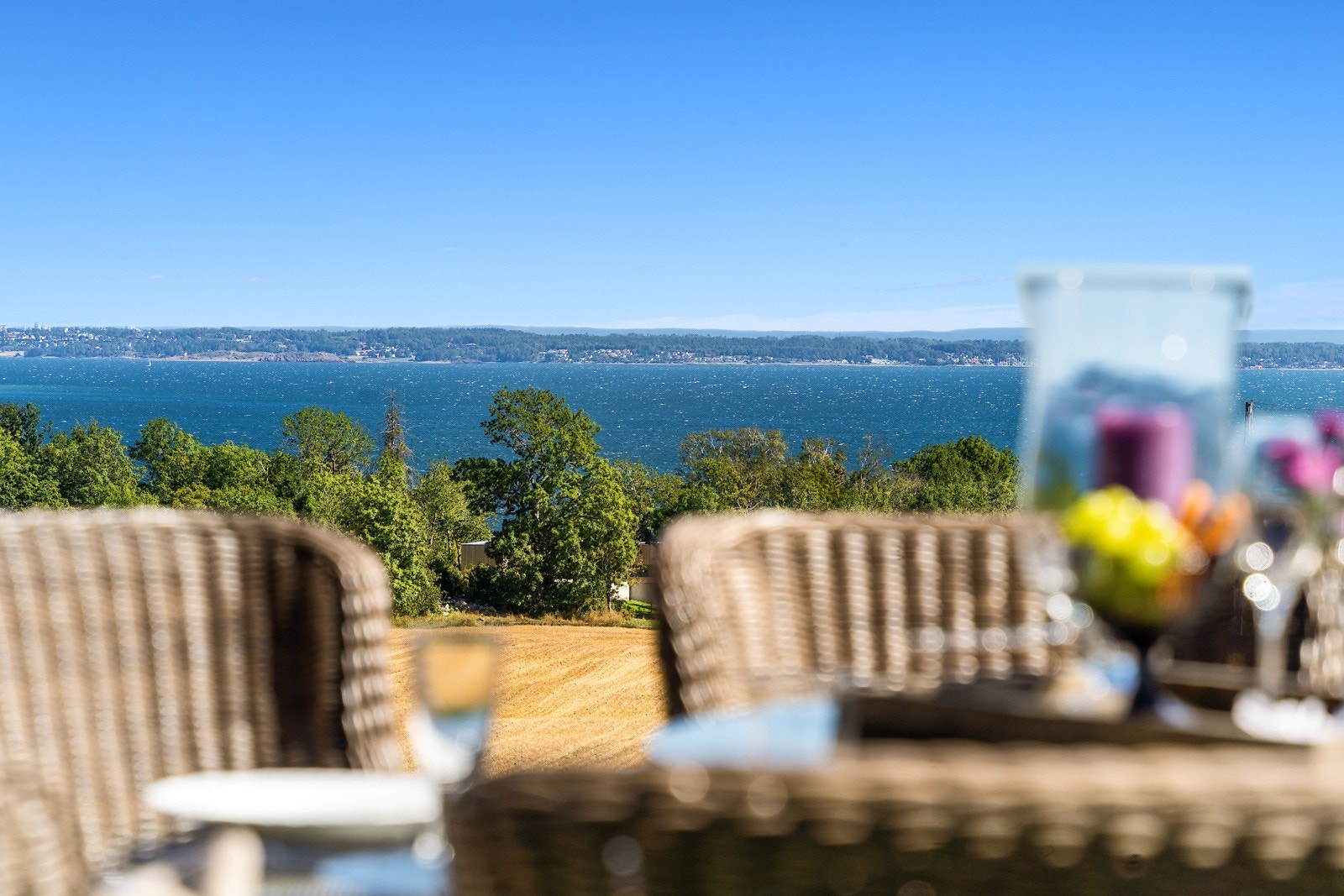 Eiendommen ligger vendt mot sjøen og med vidstrakt utsikt til Oslofjorden Galleribilde