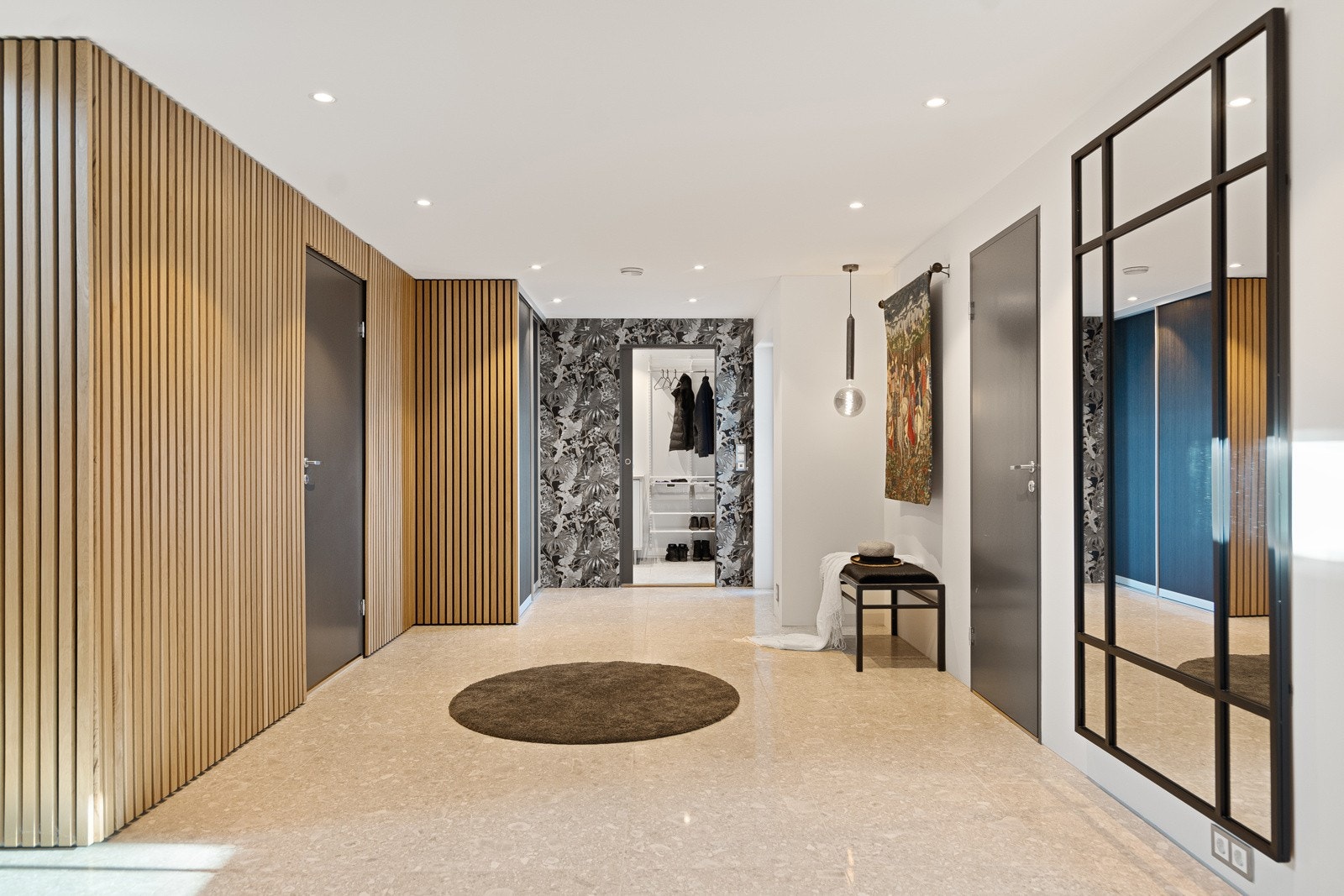 Romslig og svært innbydende hall med garderobe Galleribilde