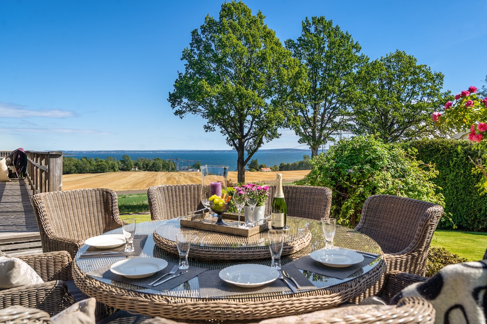 På uteplassen kan man nyte herlige sommerdager og den fantastiske utsikten Galleribilde