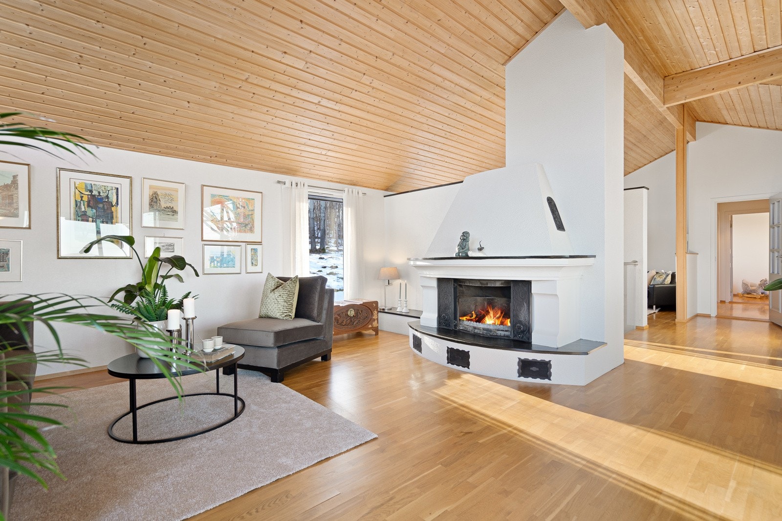 Stuen har peis, flere gode soner og møbleringsmuligheter Galleribilde