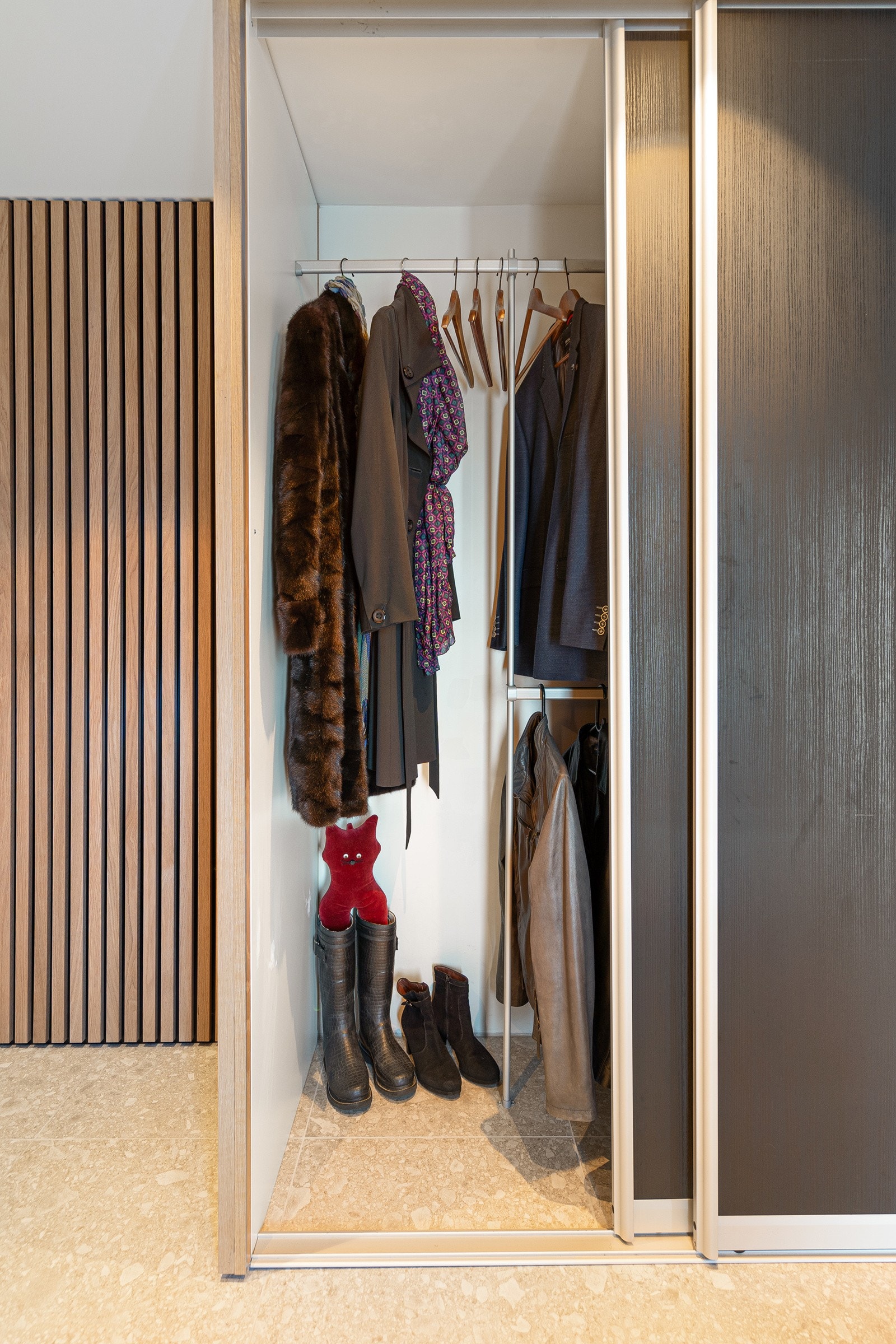 Skyvedørsgarderobe i hall Galleribilde