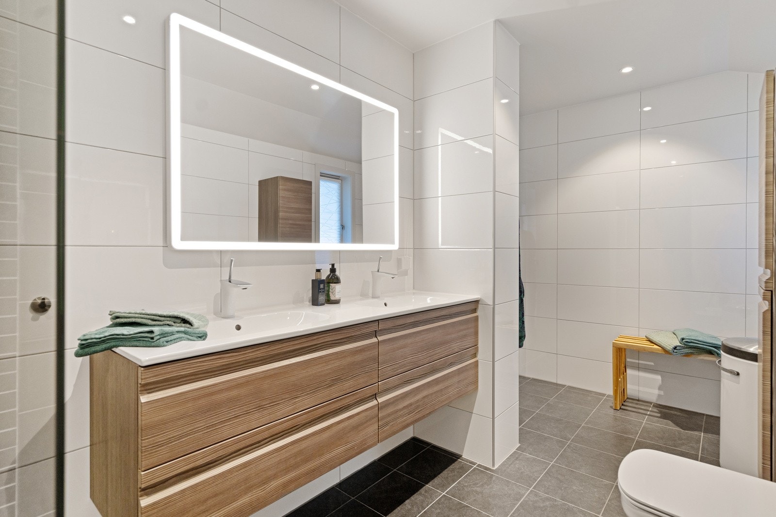 Moderne baderomsinnredning med tilhørende speil Galleribilde