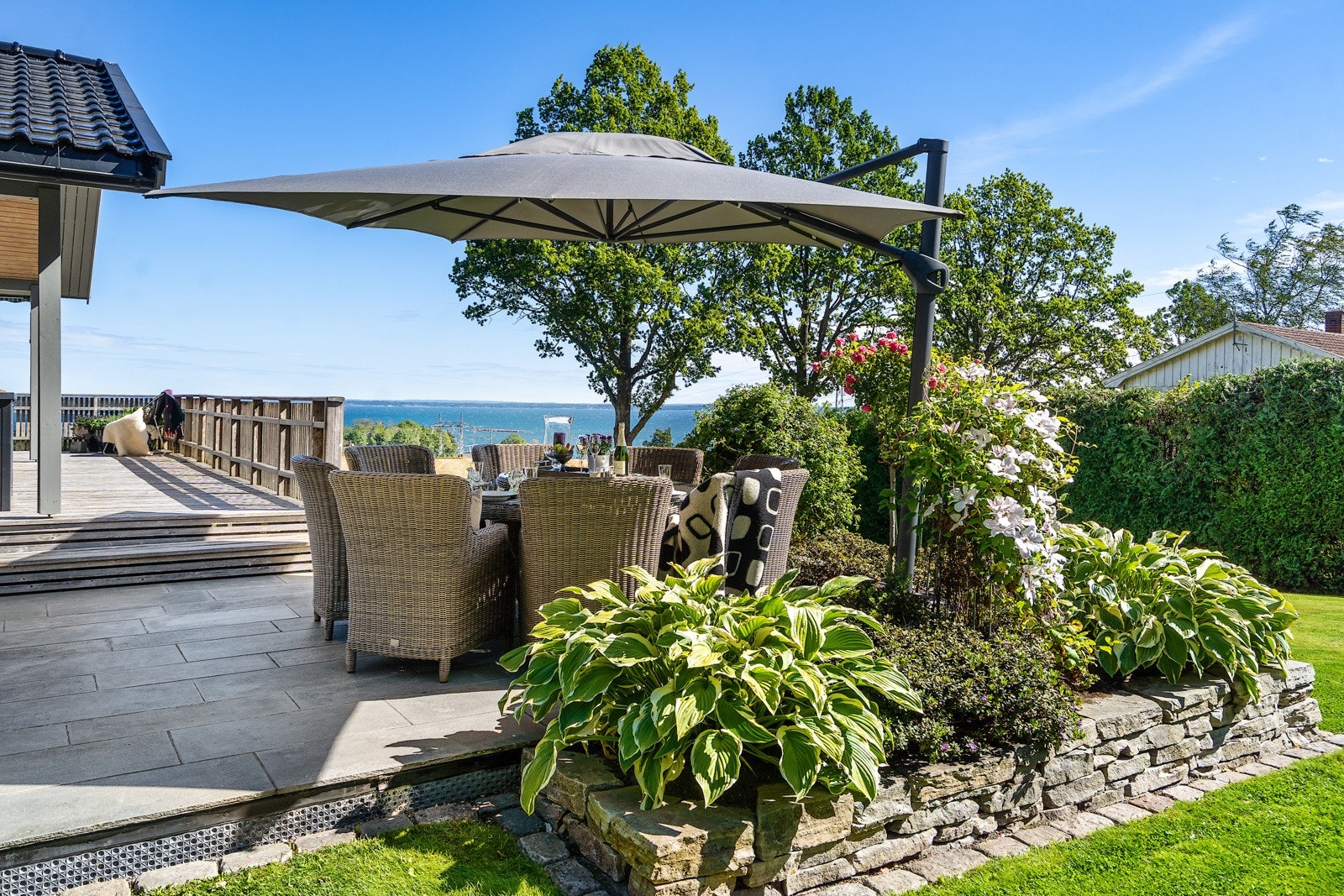 Fra stuen er det utgang til terrassen og herlig hage Galleribilde