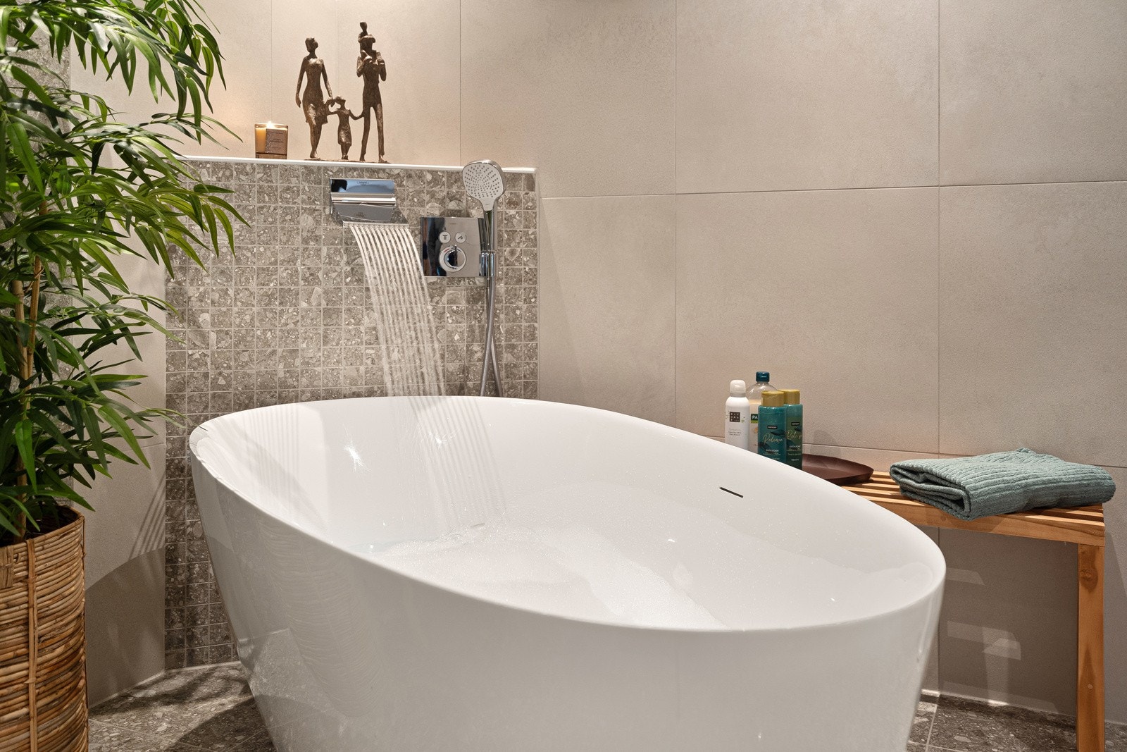 Badekaret er plassert ut i rommet og har fossefall fra veggen...... Galleribilde