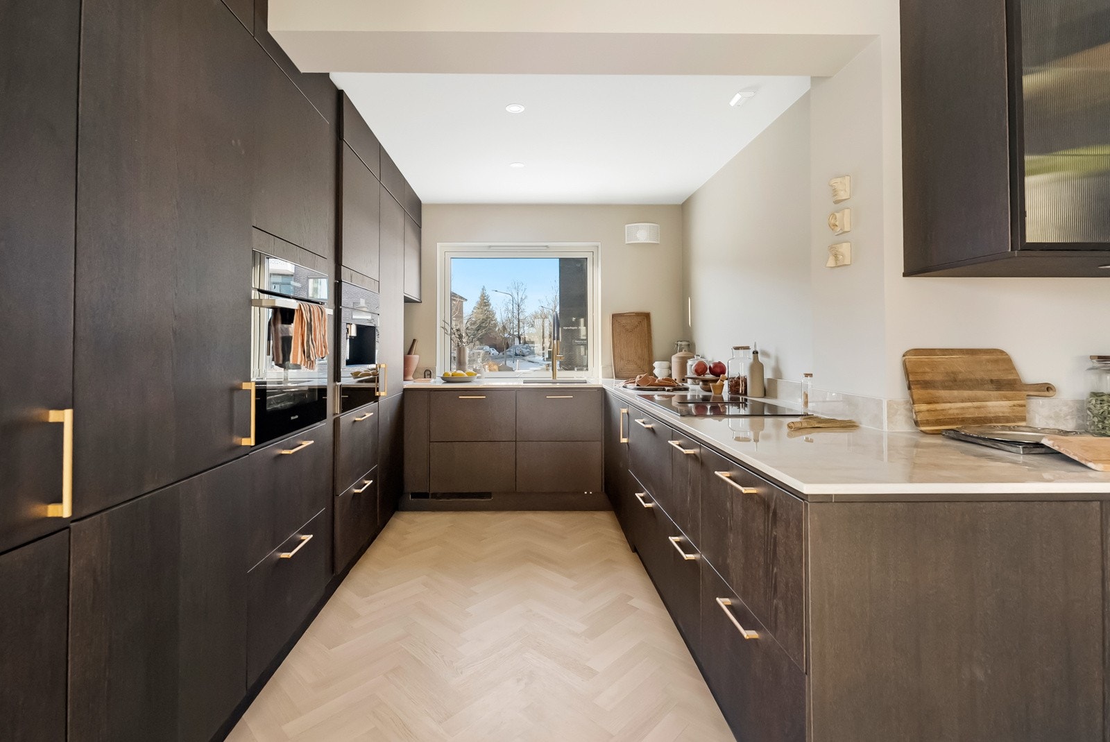 Kjøkkenet har godt med integrerte hvitevarer av høy kvalitet og er et av husets gode rom med godt med lysinnslipp fra vindusflatene. Galleribilde