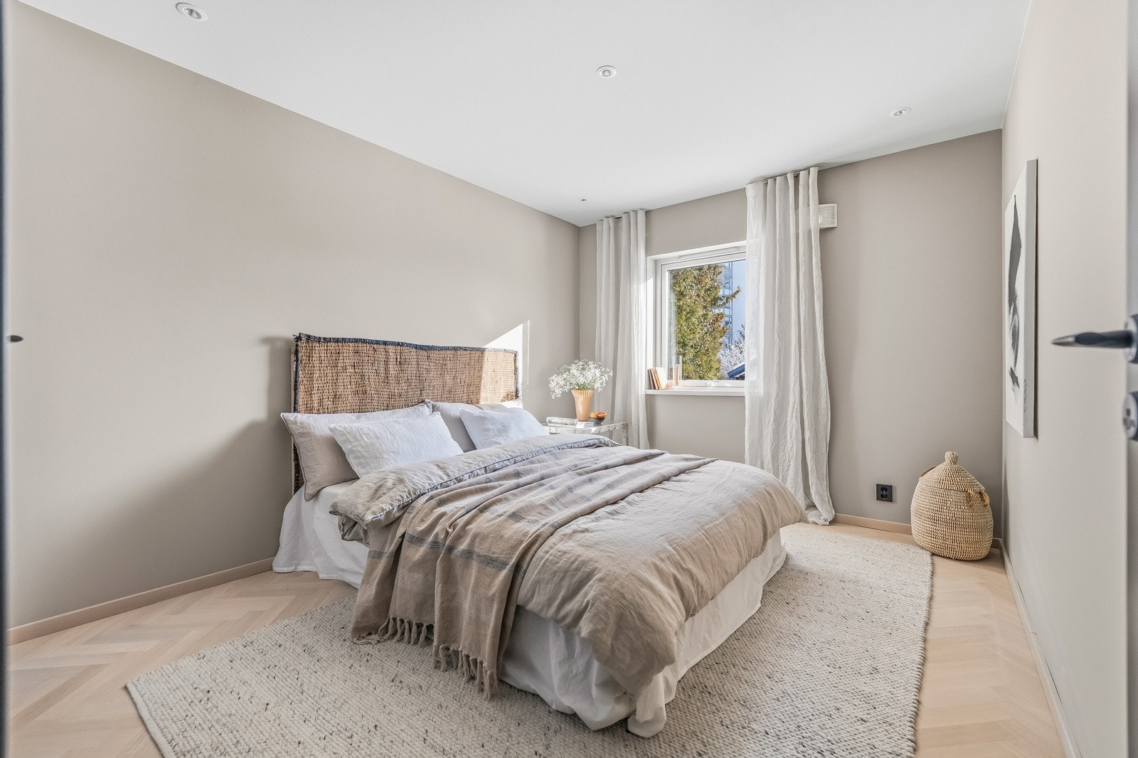 Romslig hovedsoverom med god plass til dobbeltseng og tilhørende møblement. Rommet fremstår lyst og rolig, og har direkte tilknytning til både omkledningsrom og eget bad. Galleribilde