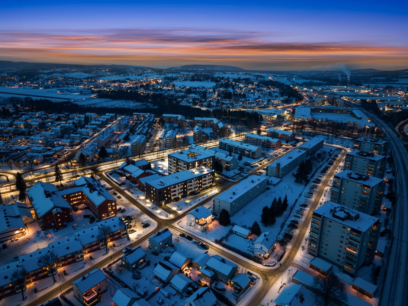 Eiendommen ligger i et etablert og rolig boligområde i Lillestrøm. Kjerulfs gate er en sidegate med begrenset gjennomgangstrafikk, noe som gir et stille og skjermet bomiljø. Galleribilde