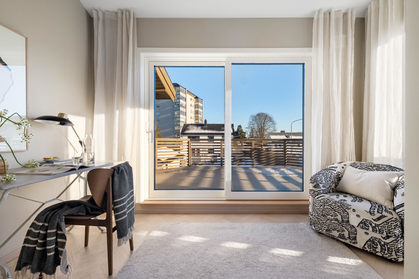 Denne delen av stuen ligger som et eget rom og passer perfekt som et kontorrom eller en vinstue. Galleribilde