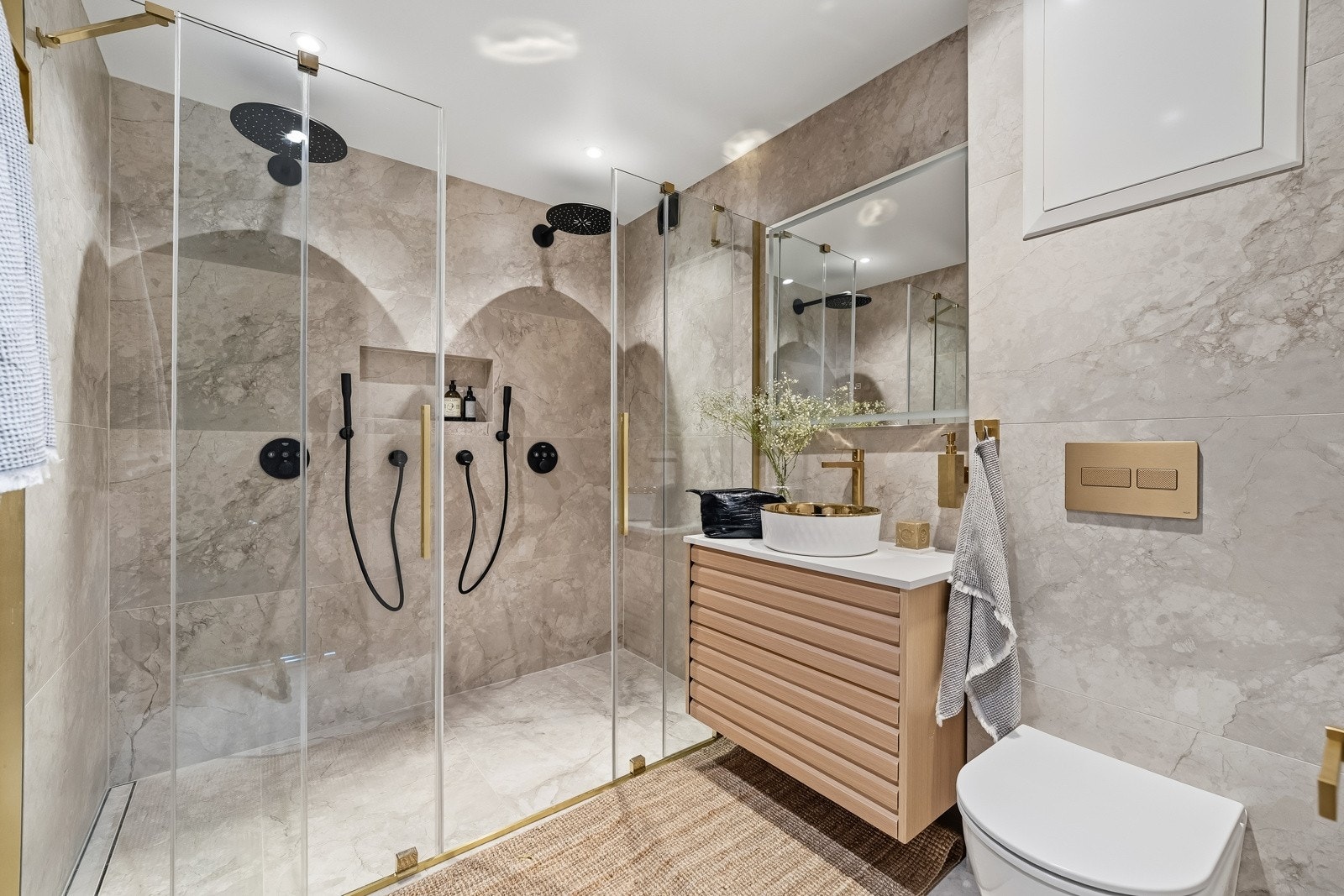 Svært lekkert baderom med eksklusive flislagte overflater og stilren servantinnredning. Badet fremstår moderne og påkostet med gjennomførte materialvalg. Galleribilde