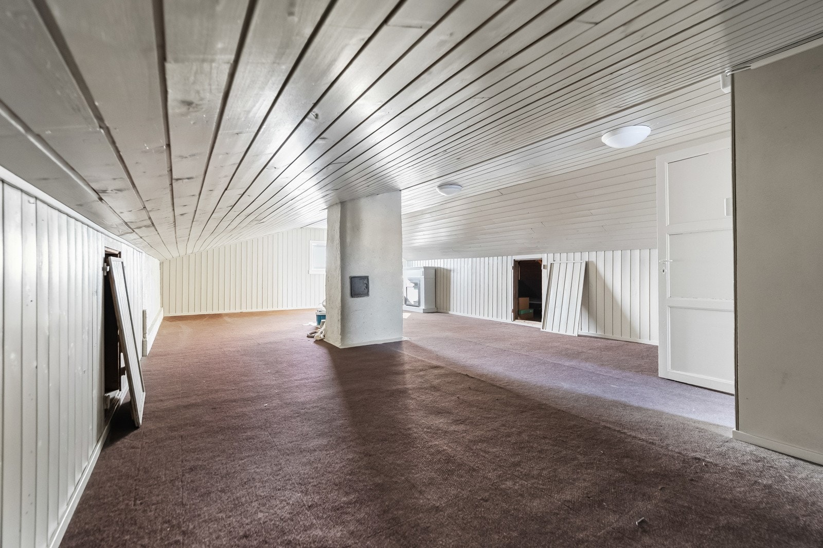 Loftet byr på et romslig areal med flere bruksmuligheter, eksempelvis til oppbevaring, hobbyrom eller andre tilpasninger etter behov. Rommet har skråtak og god gulvflate som gir fleksibel utnyttelse av arealet. Galleribilde