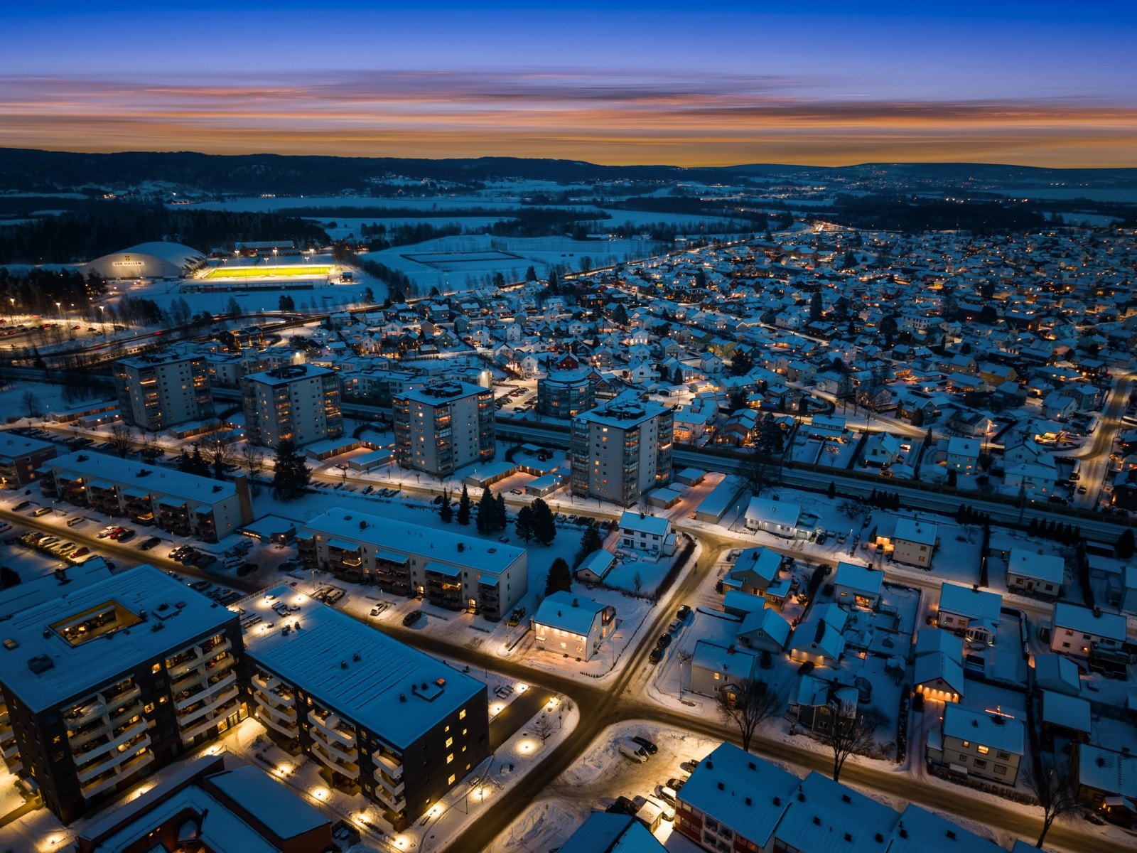 Luftig beliggenhet med god avstand til nabobebyggelse. Eiendommen har romslige utearealer og gode solforhold som gir fine oppholdsrom utendørs. Galleribilde