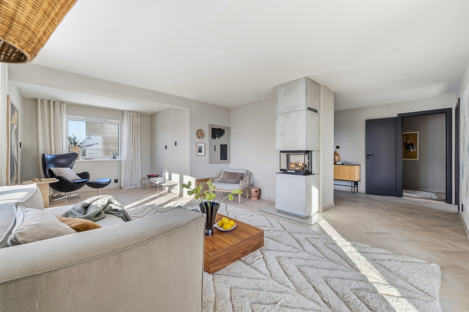 Det er varme i gulv og varmepumpe som gir kjøling og varme etter behov. I tillegg er det smarthus-løsning i huset. Galleribilde