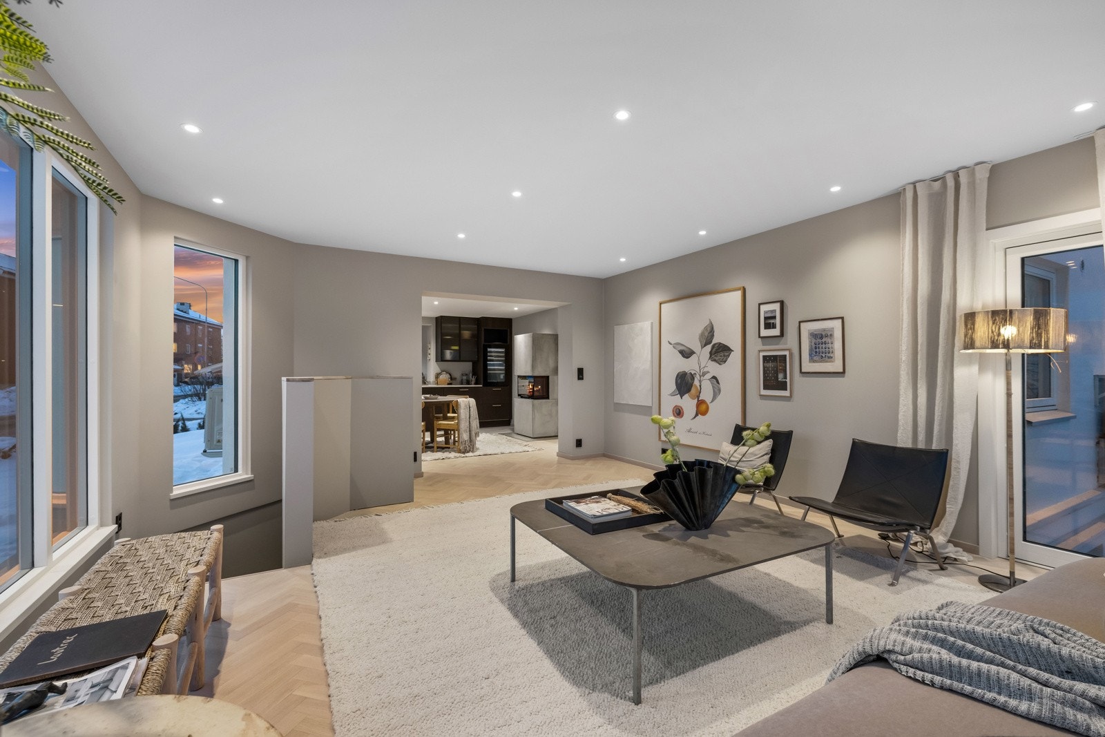 Fra stuen er det nedgang til en stor kjelleretasje. Her er det gode muligheter til å innrede med f.eks. tv-stue, vinrom eller treningsrom. Galleribilde