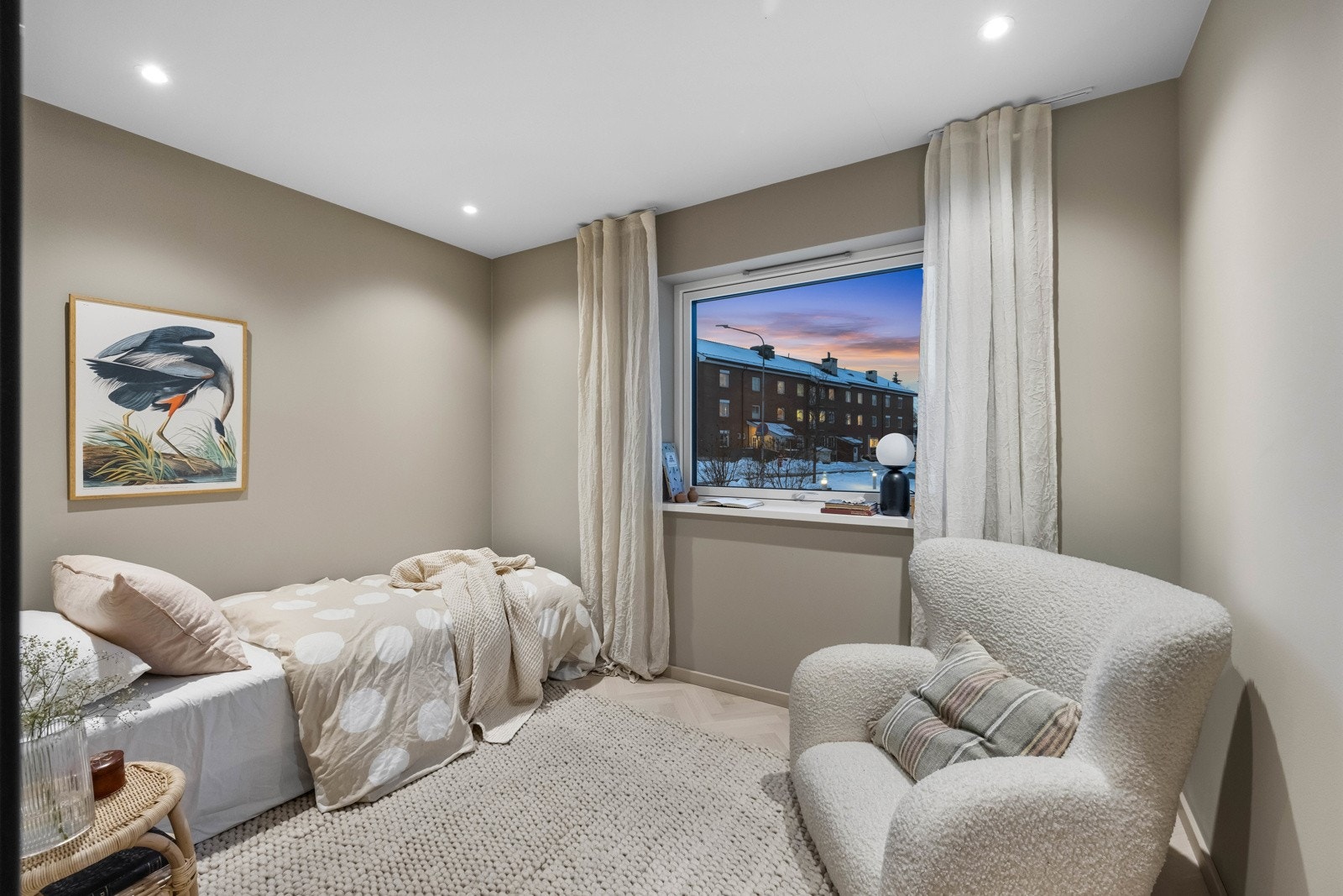 Boligen har flere gode soverom i 1. etasje med fleksible bruksmuligheter. Rommene har plass til både seng, garderobe og skrivebord etter behov. Galleribilde