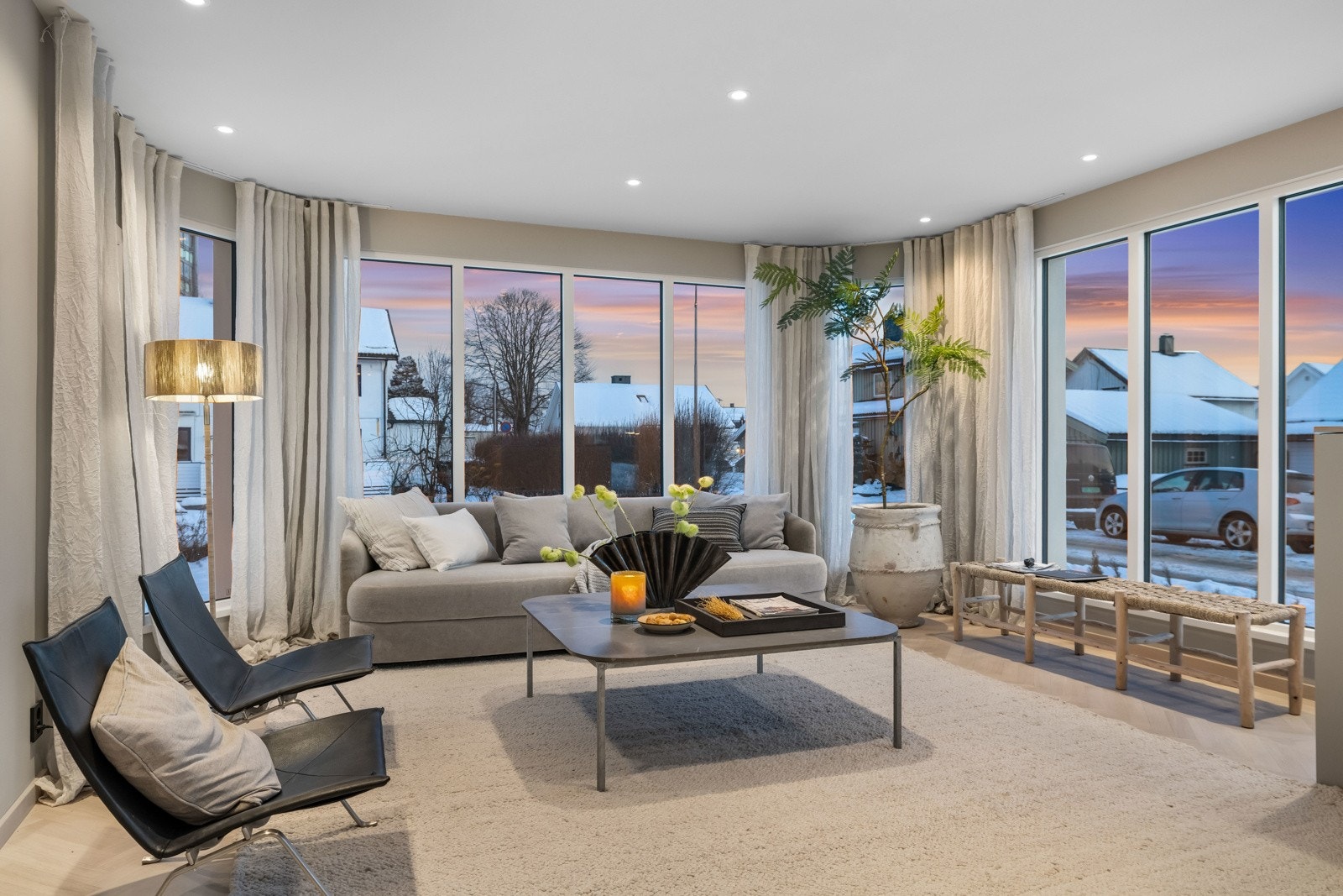 Stuen har en sosial planløsning med god plass til flere sitteplasser. Et hyggelig oppholdsrom som egner seg godt til både hverdagsbruk og sosiale sammenkomster. Fra stuen er det utgang til en romslig terrasse og videre ut til hagen. Galleribilde