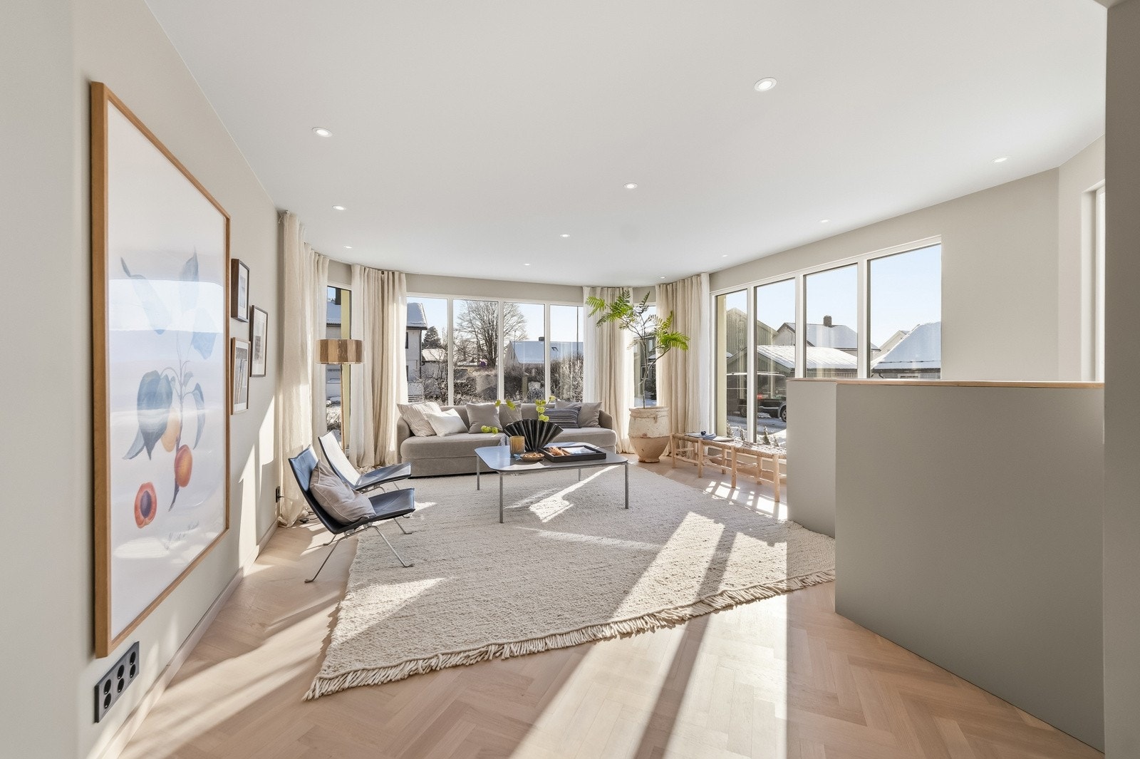 Lys og romslig stue med god plass til sofagruppe. Det er gulvvarme i samtlige gulv og eksklusiv fiskebeinsparkett. Galleribilde