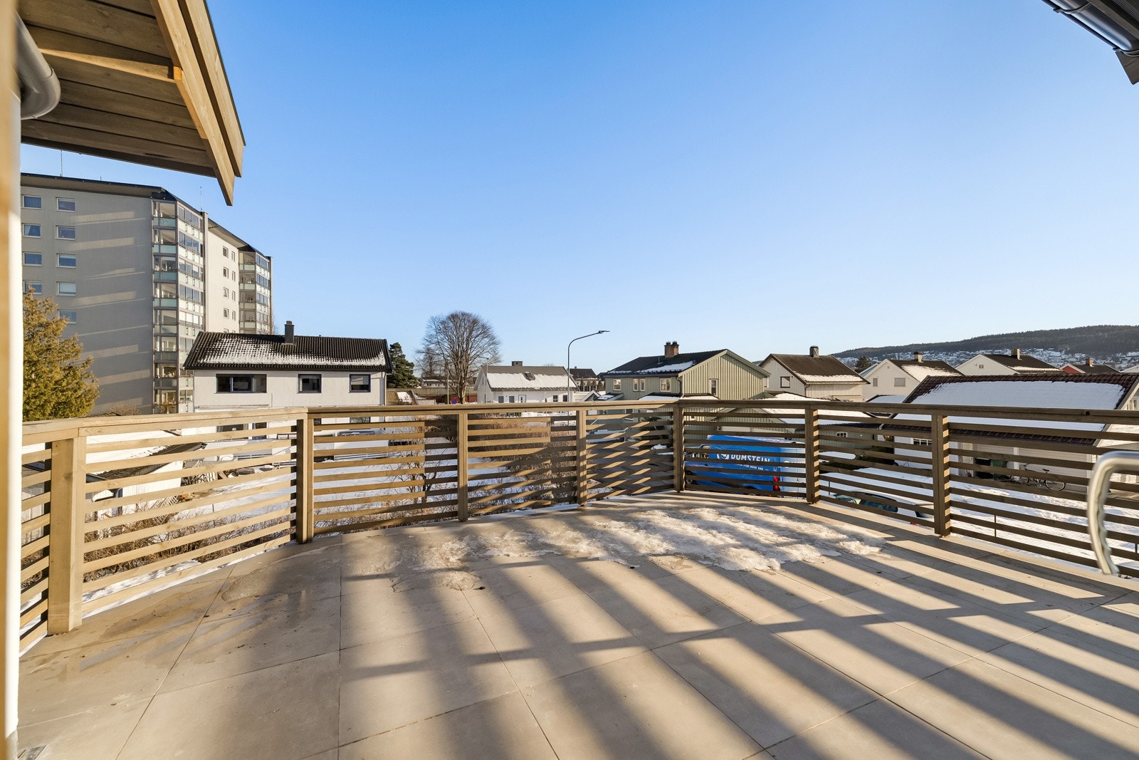 Fra stuen er det utgang til en romslig takterrasse med god plass til utemøbler. Her kan man nyte fine dager utendørs med gode solforhold. Galleribilde