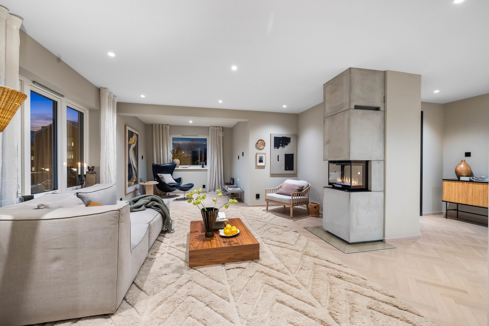 Stemningsfull peis i stuen som skaper en lun og hyggelig atmosfære i rommet. En fin detalj som bidrar til både komfort og trivsel i boligen. Galleribilde