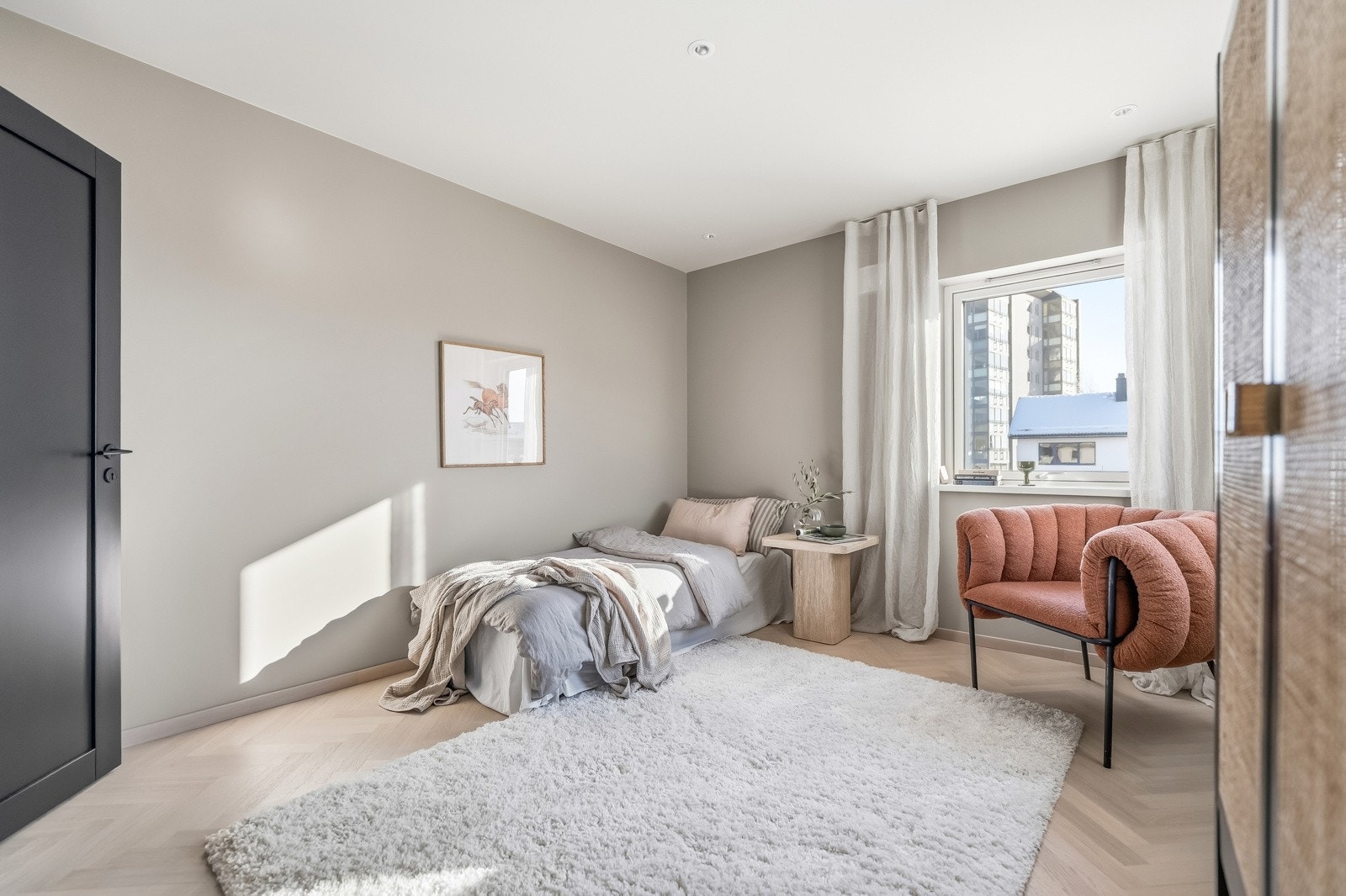 Soverom i boligens andre etasje med god plass til seng og tilhørende møblement. Rommet egner seg godt som barnerom, gjesterom eller hjemmekontor. Galleribilde