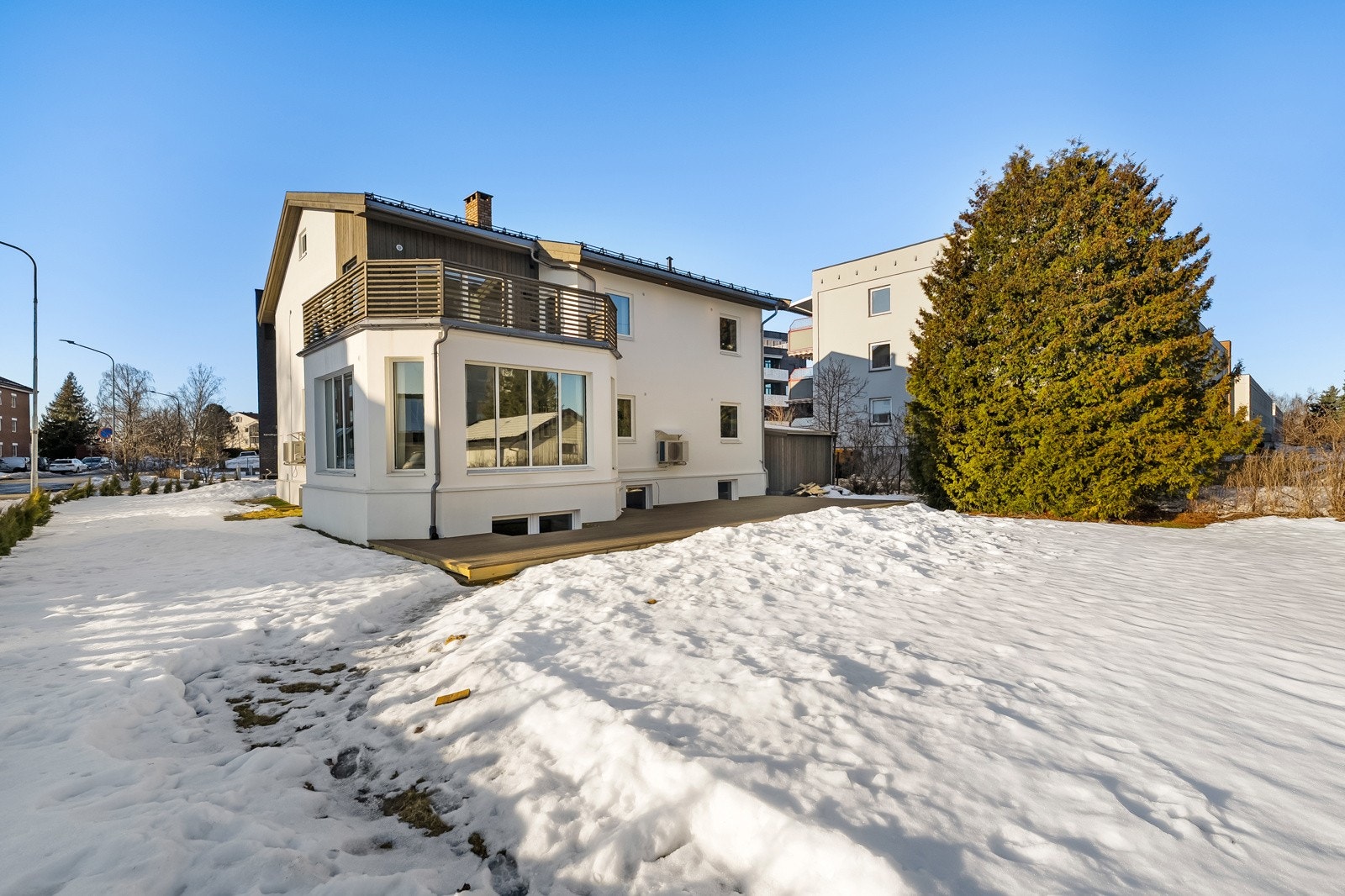 Stor og fin plen. Gresset ble rullet ut i 2025. Galleribilde