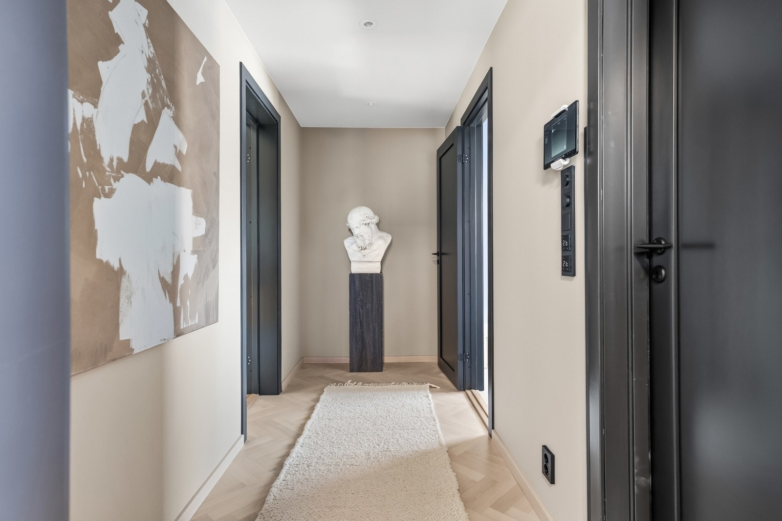 Gang med et stilrent og ryddig uttrykk som gir en fin overgang mellom rommene i etasjen. Gangen binder boligens rom sammen på en naturlig og oversiktlig måte. Galleribilde