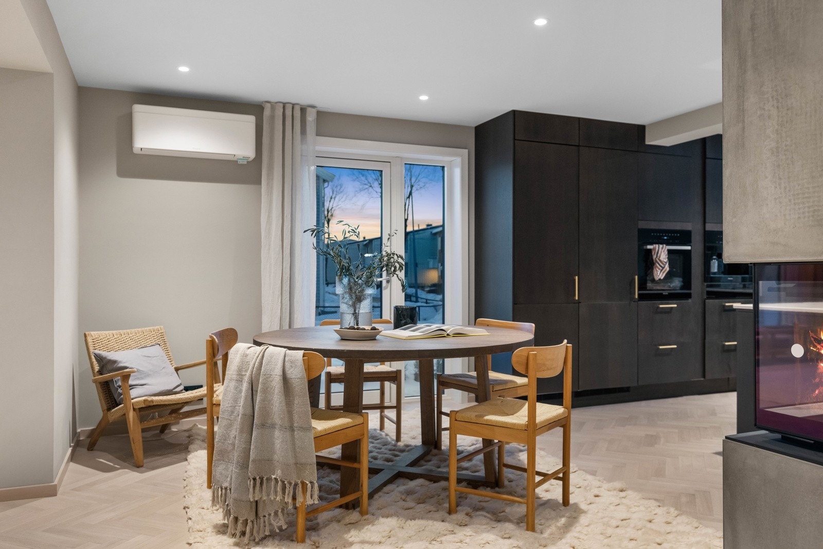 Kjøkkenet har en naturlig plass til spisebord, noe som gir en hyggelig og sosial løsning i rommet. Her er det god plass til måltider i hverdagen og samlinger med familie og venner. Galleribilde