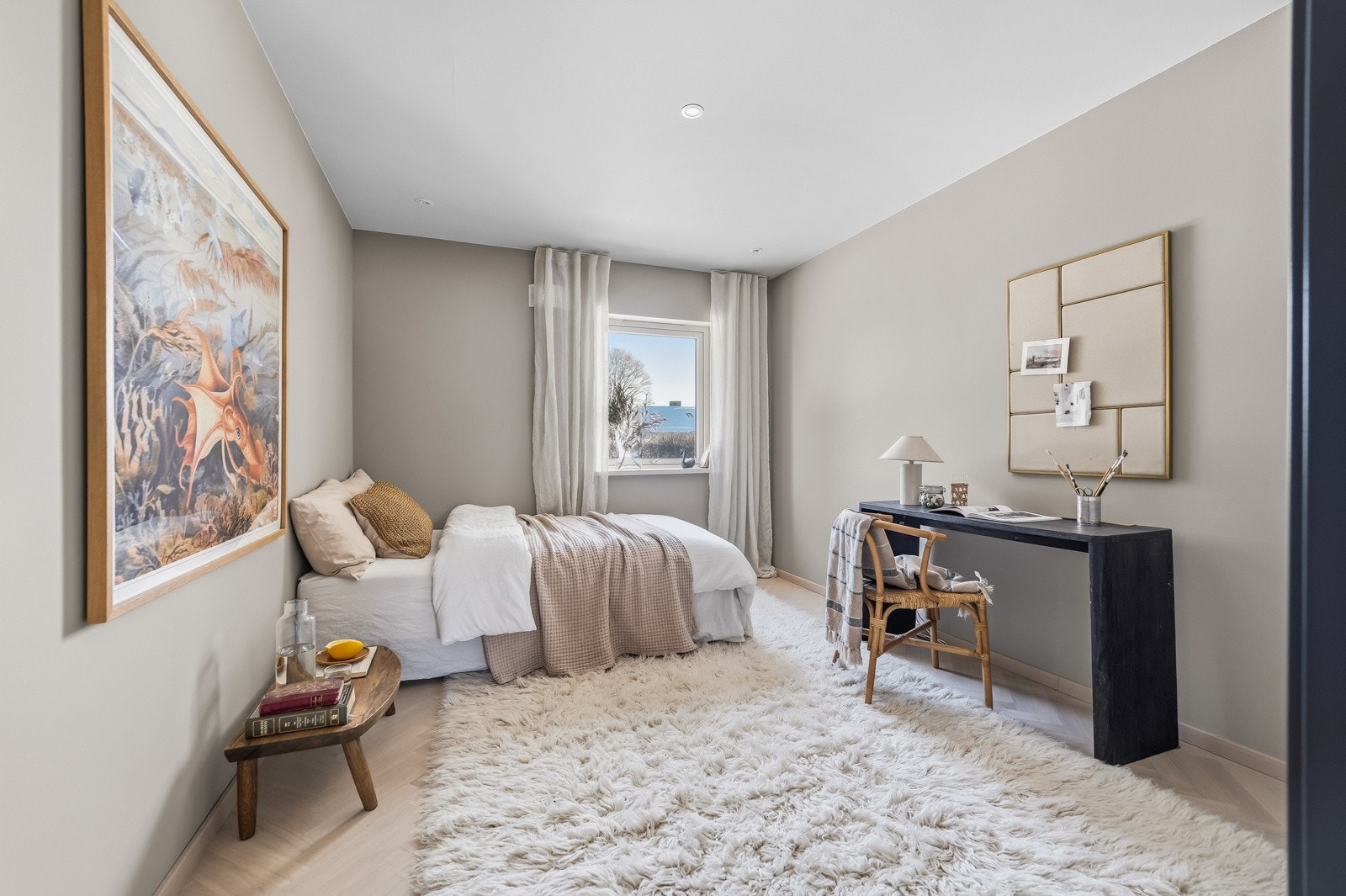 Soverom 3 med duse farger på vegger og som alle andre rom har den fiskebeinsparkett og varme i gulv. Galleribilde