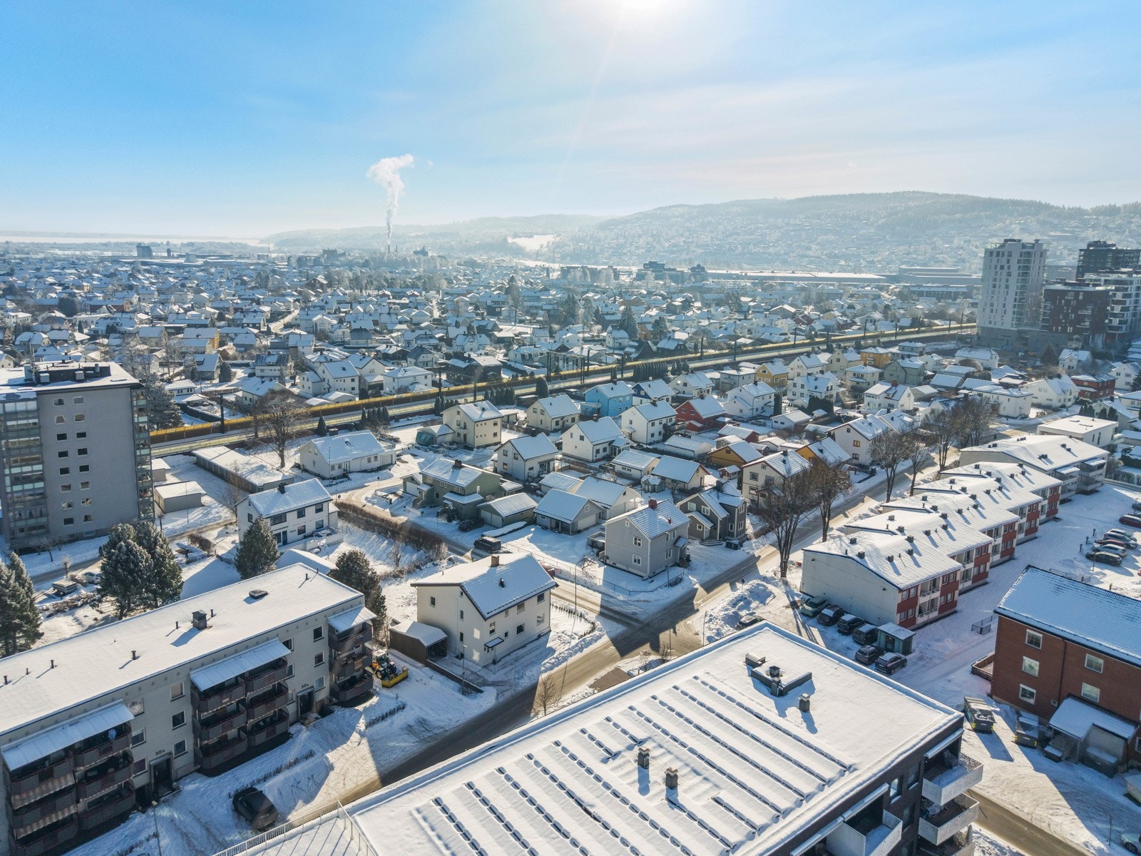 Fra boligen er det kort avstand til Lillestrøm sentrum med et bredt utvalg av butikker, serveringssteder og servicetilbud. Området har også nærhet til skoler, barnehager, kollektivtransport og grønne rekreasjonsområder. Galleribilde