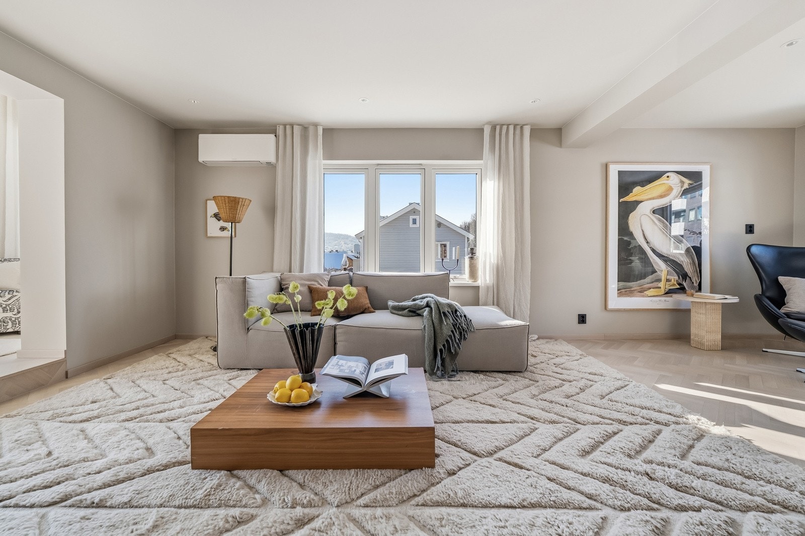 Stuen fremstår som et naturlig samlingspunkt i boligen med god plass til sofagruppe og øvrig møblement. Rommet oppleves åpent og komfortabelt. Galleribilde