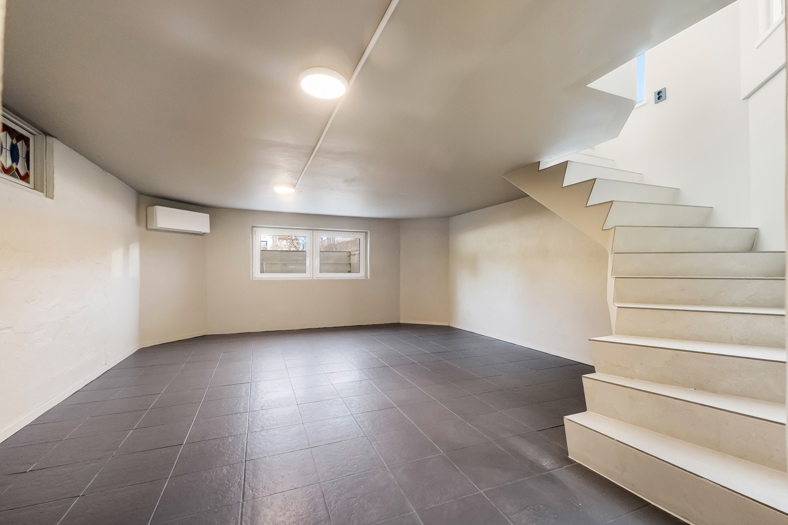 Fra 1. etg. er det trapp ned til kjelleren. Her setter kun fantasien grenser for hvordan rommet kan bli benyttet. Galleribilde