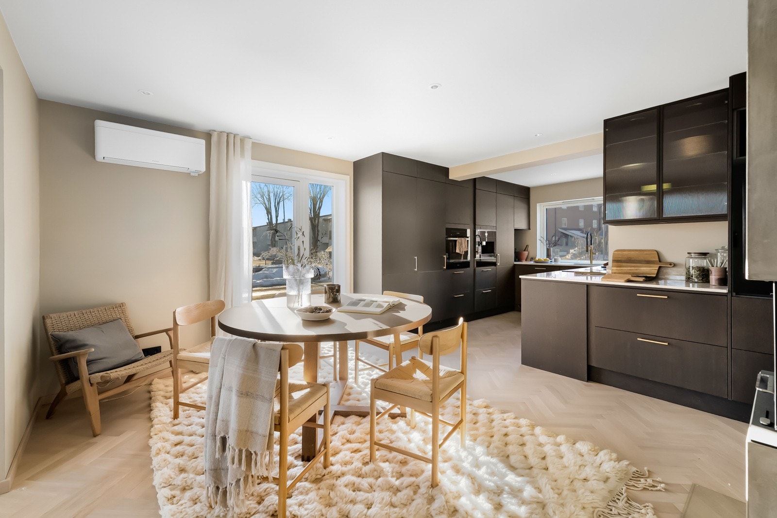 Luftig og moderne kjøkken med Miele-hvitevarer, mørke fronter og hvit benkeplate i keramikk. Kjøkkenet har gode arbeidsflater og rikelig med skapplass, og fremstår som både stilrent og funksjonelt. Galleribilde