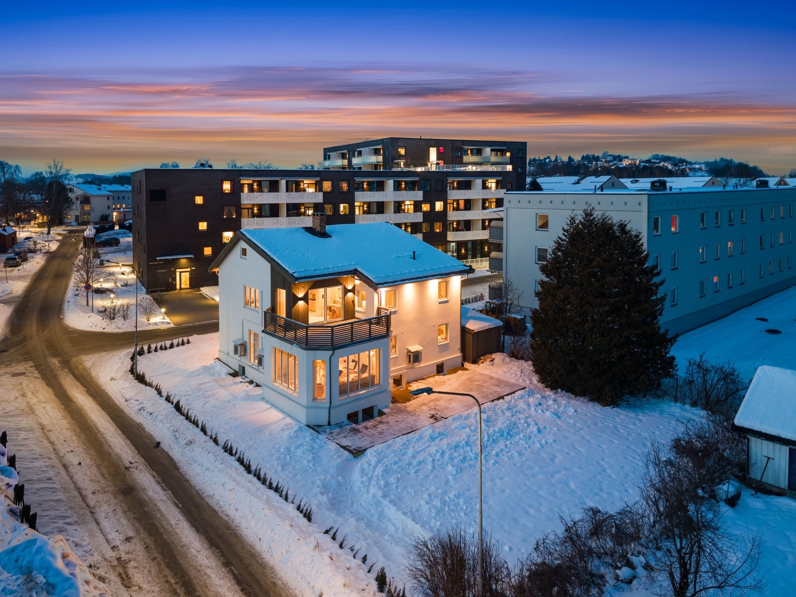 Eiendommen har en luftig beliggenhet med god avstand til omkringliggende bebyggelse. Tomten fremstår romslig og gir gode muligheter for opphold og uteaktiviteter. Stor og pent opparbeidet plen (nylig lagt) og hekk rundt eiendommen som er plantet i 2025. Galleribilde