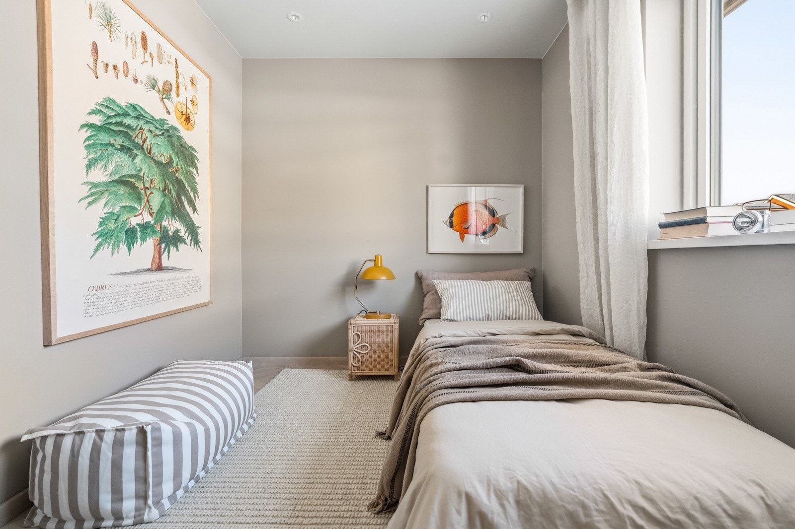 Soverom nr. 3 i andre etasje med fleksible bruksmuligheter og plass til både seng og oppbevaring. Rommet fremstår lyst og praktisk utformet. Galleribilde