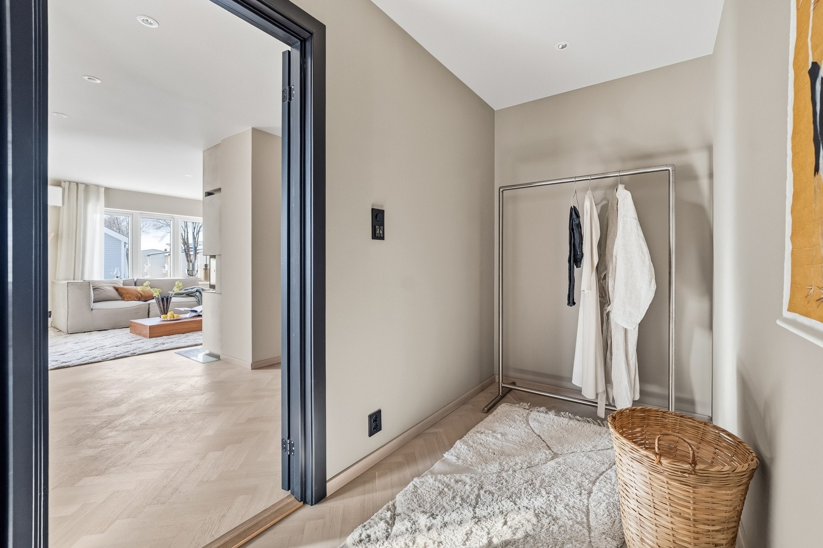 Fra soverommet er det adkomst til et praktisk omkledningsrom med plass til garderobeløsninger og oppbevaring. Galleribilde