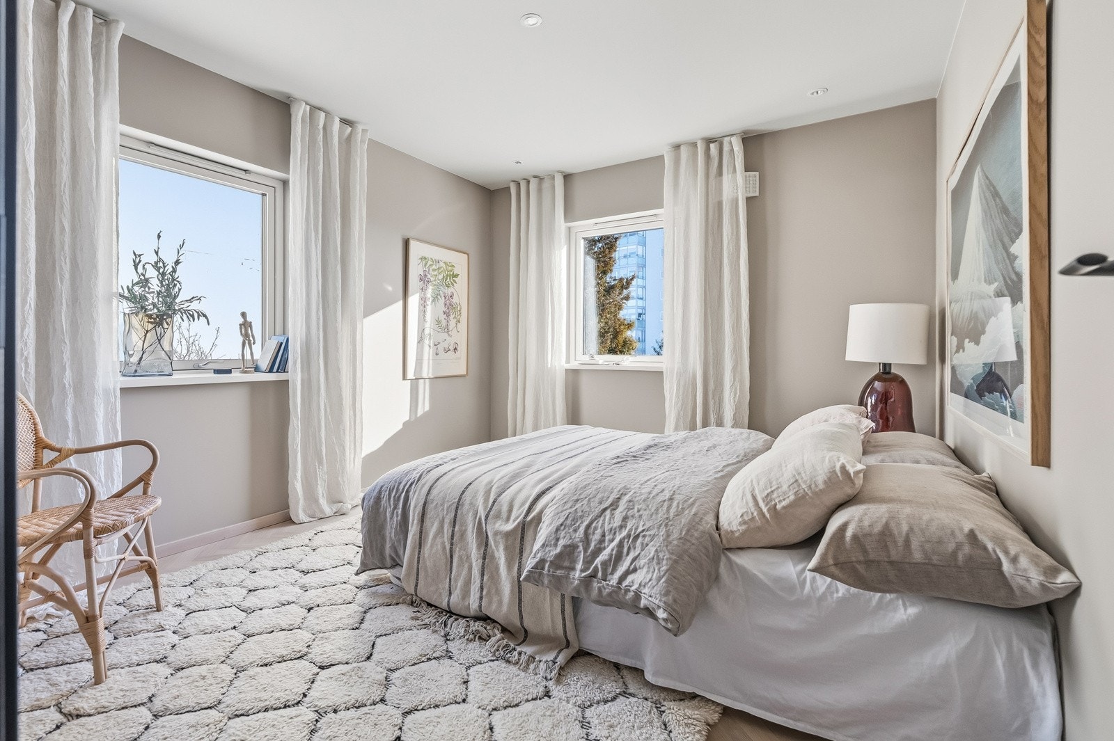 Romslig soverom i 2. etasje med god plass til dobbeltseng og tilhørende møblement. Rommet fremstår lyst og behagelig med gode møbleringsmuligheter. Galleribilde