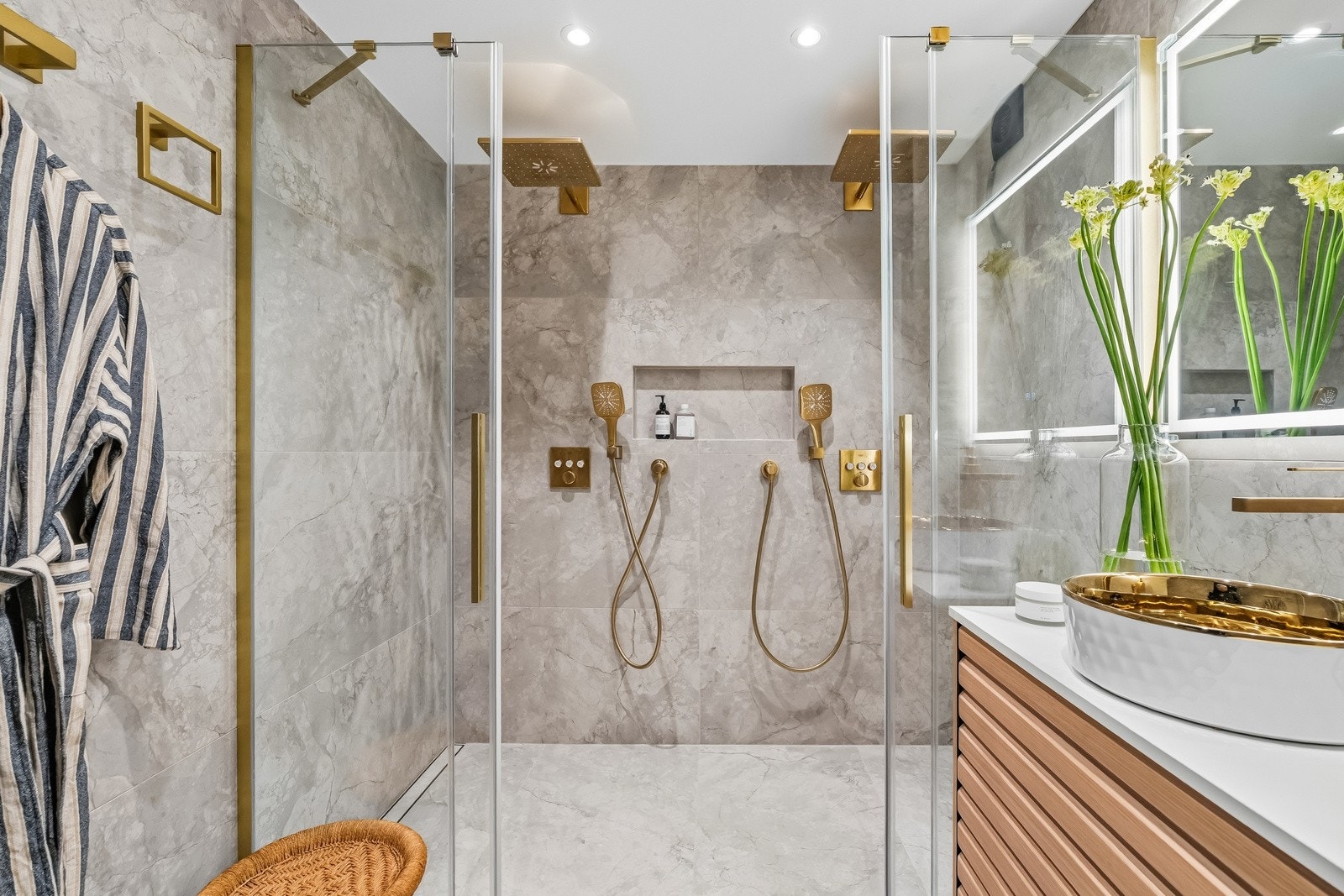 Armaturet er av god kvalitet med røropplegg i veggen. Dette er en fordyrende løsning som gir et stilrent uttrykk til baderommet. Galleribilde