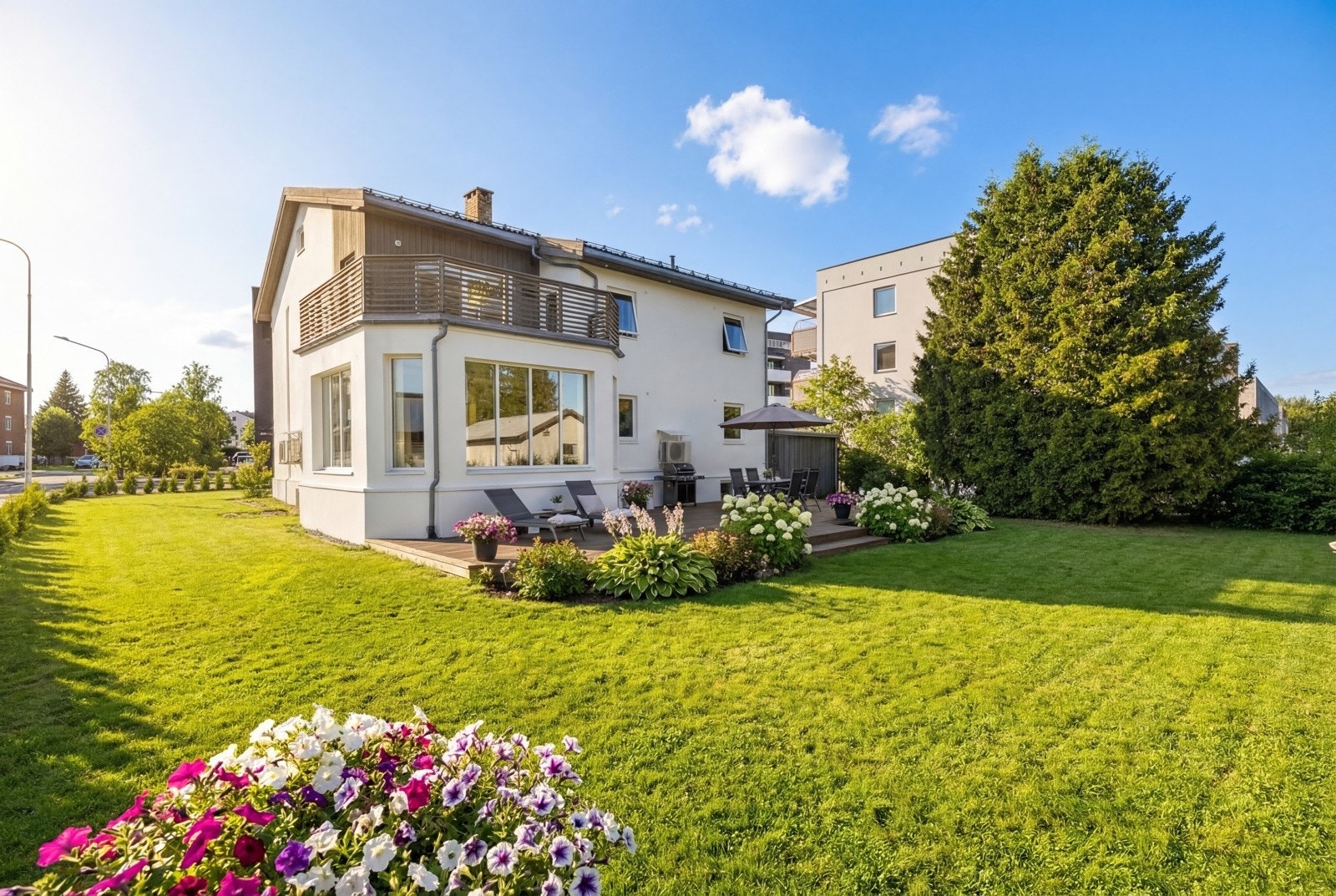 Stor og fin hage med gode muligheter for beplantning. Bildet er AI-generert og avvik vil forekomme. Galleribilde