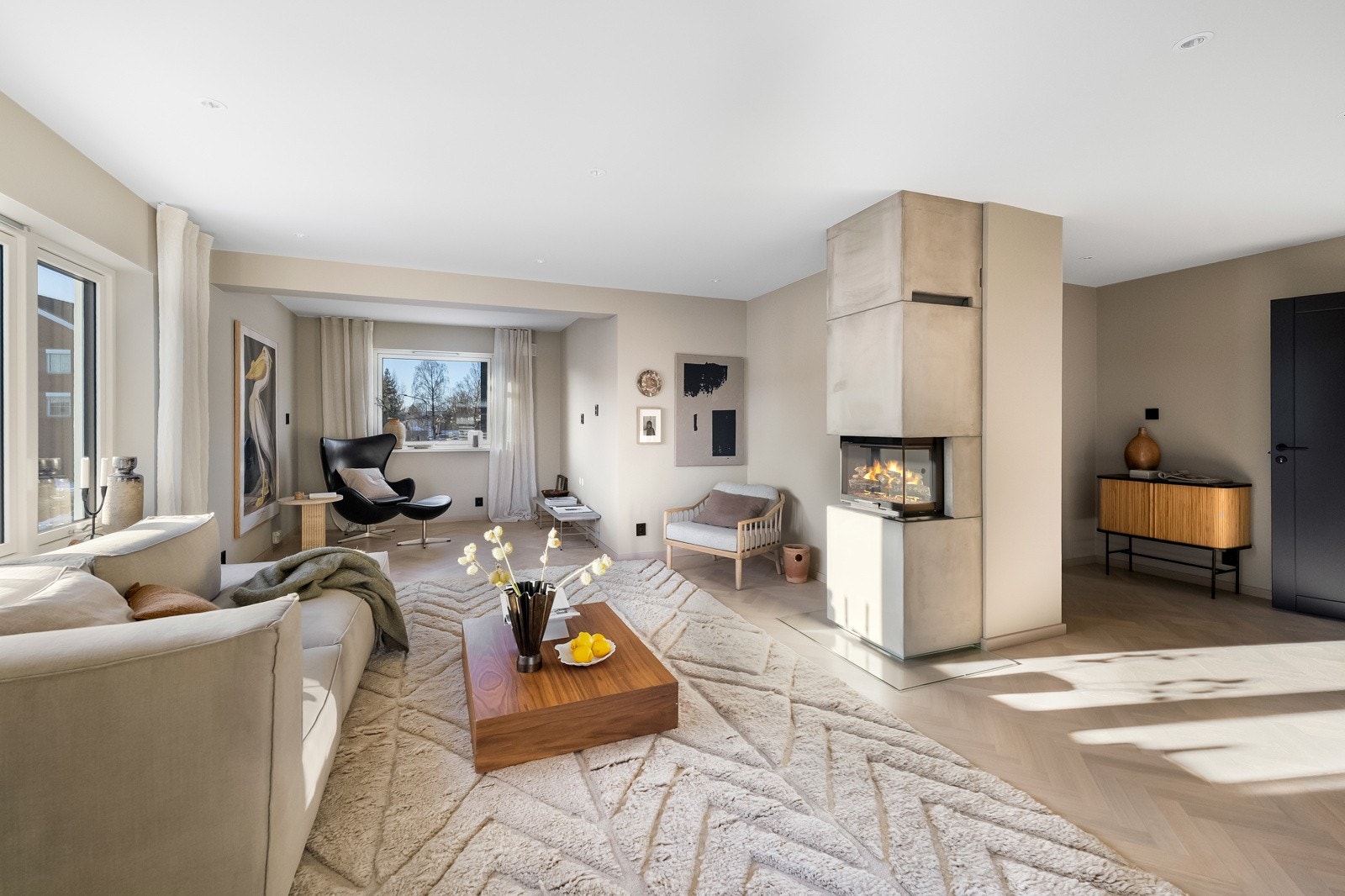 Etasjen kan gjøres om til egen boenhet, stor voksenavdeling, med stort soverom eller bare en romslig stue slik det er i dag. Galleribilde