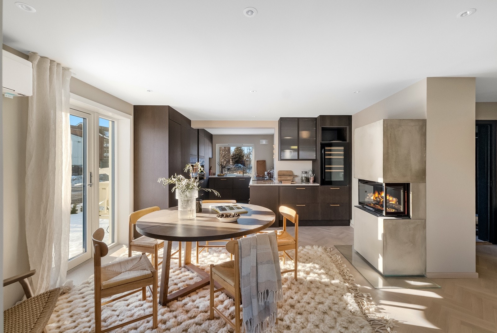 Boligen fremstår romslig og innholdsrik med en gjennomtenkt planløsning over flere etasjer. Flere oppholdsrom, gode soverom og påkostede bad gir en bolig som er godt tilrettelagt for familieliv. Galleribilde