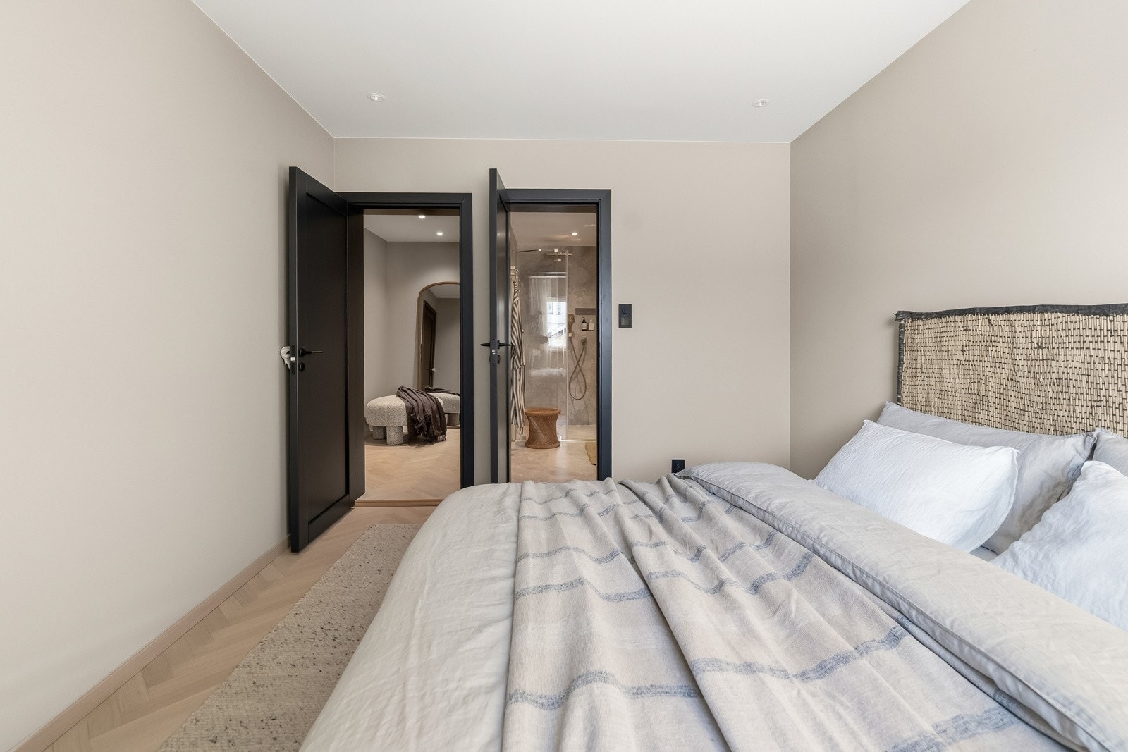 Hovedsoverommet har en praktisk og privat løsning med direkte adkomst til omkledningsrom og bad. En komfortabel løsning som gir en hotellfølelse i hverdagen. Galleribilde