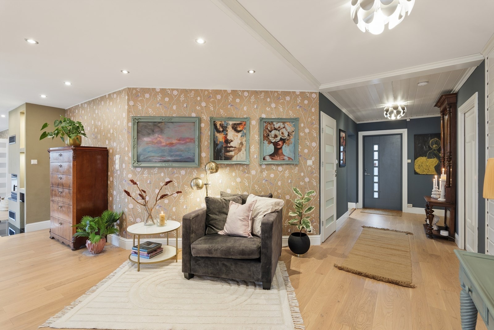 En åpen og luftig planløsning gir en god flyt mellom entré, stue og kjøkken. Galleribilde