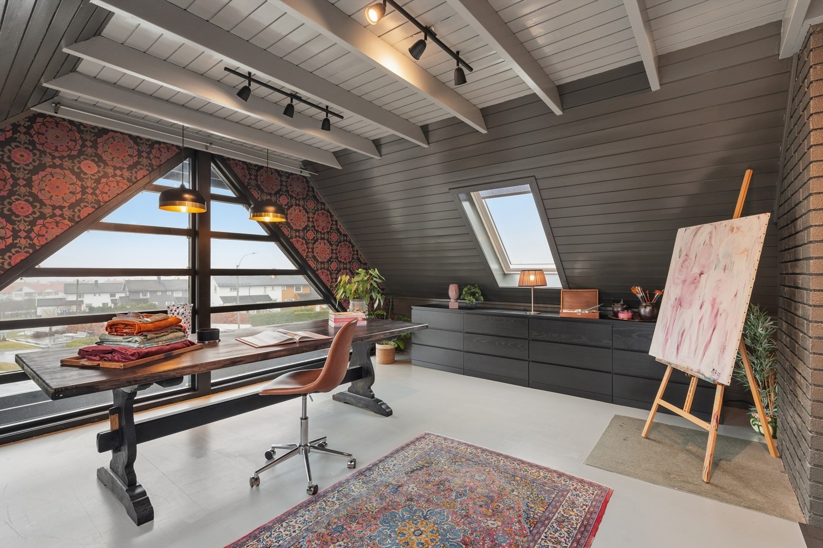 Hovedleilighetens andre etasje rommer et stort og fleksibelt arbeidsrom/soverom/loftstue pa 23,2 m2 med takvinduer og særpreget arkitektur. Galleribilde