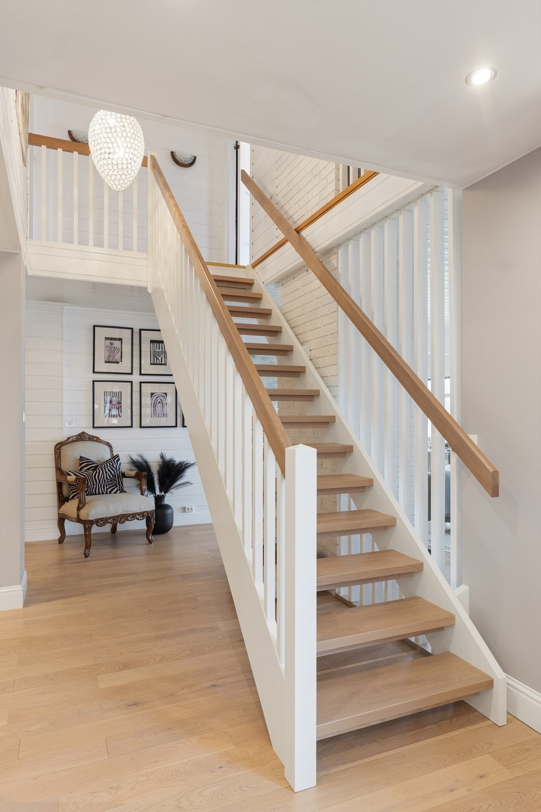 Den nye, lekre malte tretrappen med eik trinn og håndløpere leder opp til andre etasje. Galleribilde