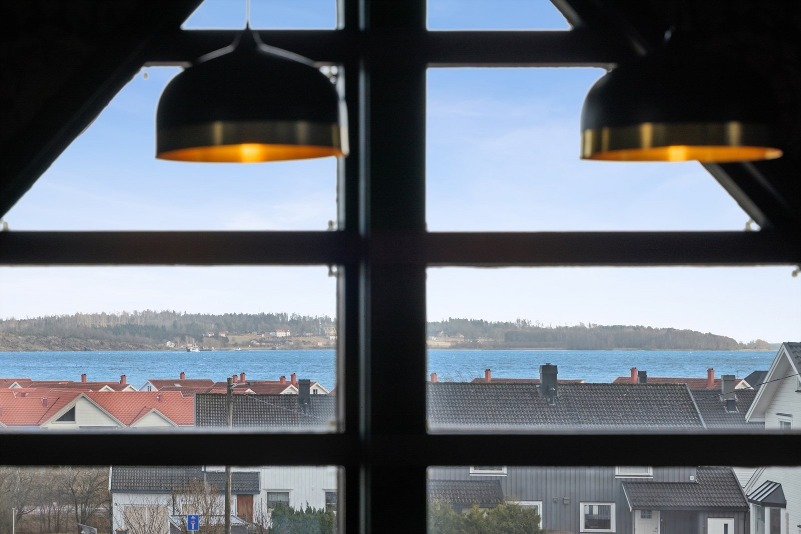 Fra boligens øverste etasje har man en flott utsikt ut mot Bastøya og Oslofjorden. Galleribilde