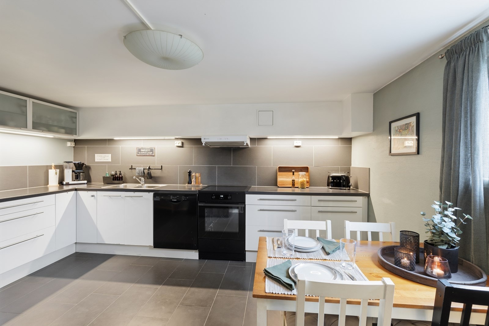 Lyst, stort kjøkken i sokkelleilighet 2 (mot nord) med god plass til spisebord Galleribilde