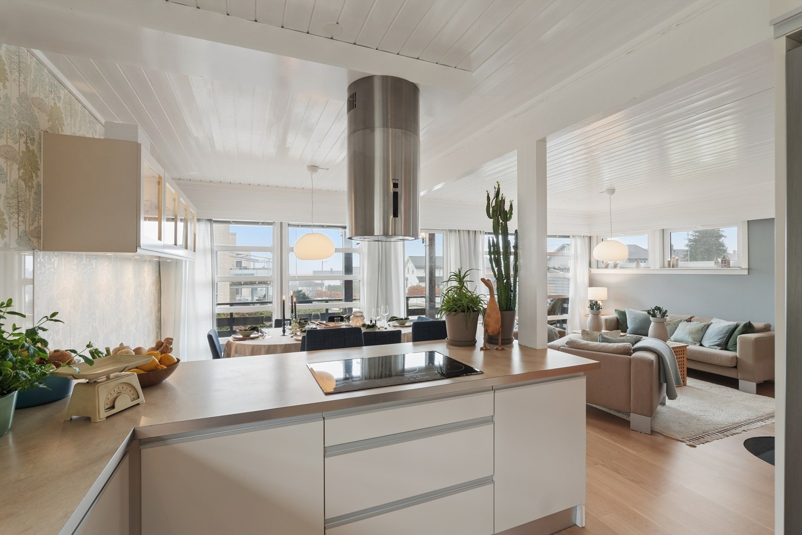 Kjøkkenet fra 2008 er en integrert del av allrommet, med en praktisk kjøkkenøy og barløsning. Galleribilde