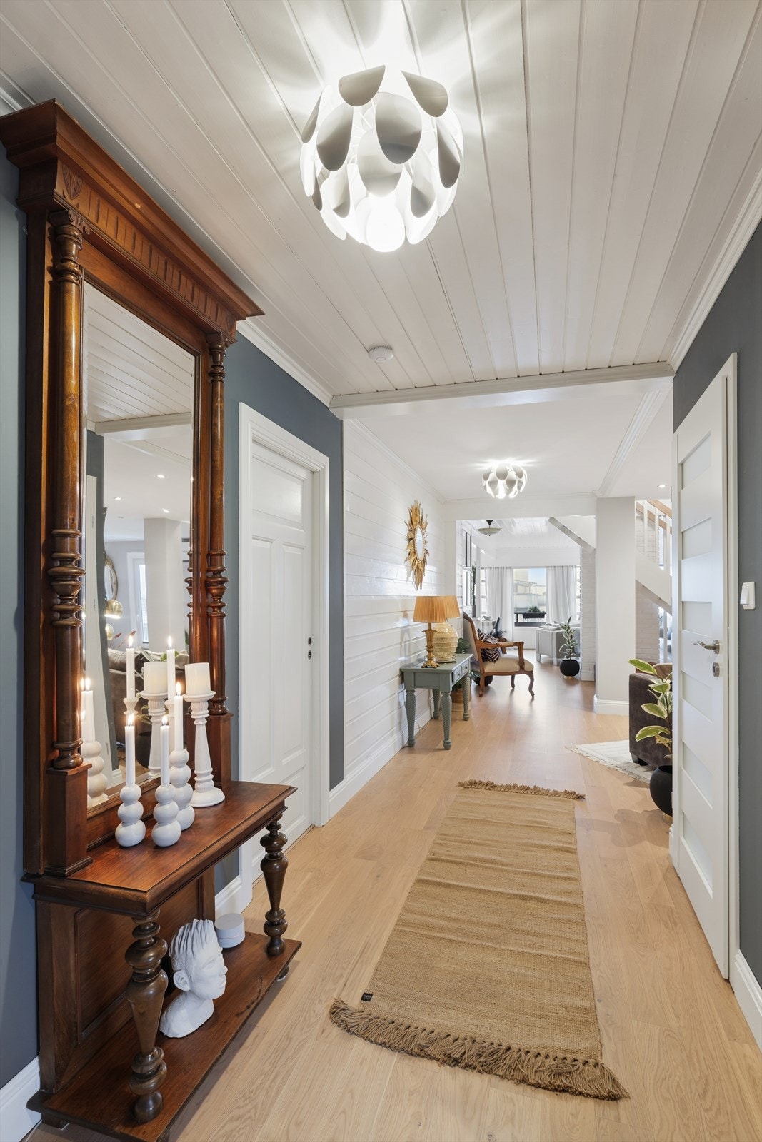 Videre inn åpner boligen seg opp. Gjennomgående 1-stavs parkett binder rommene i første etasje sammen. Galleribilde