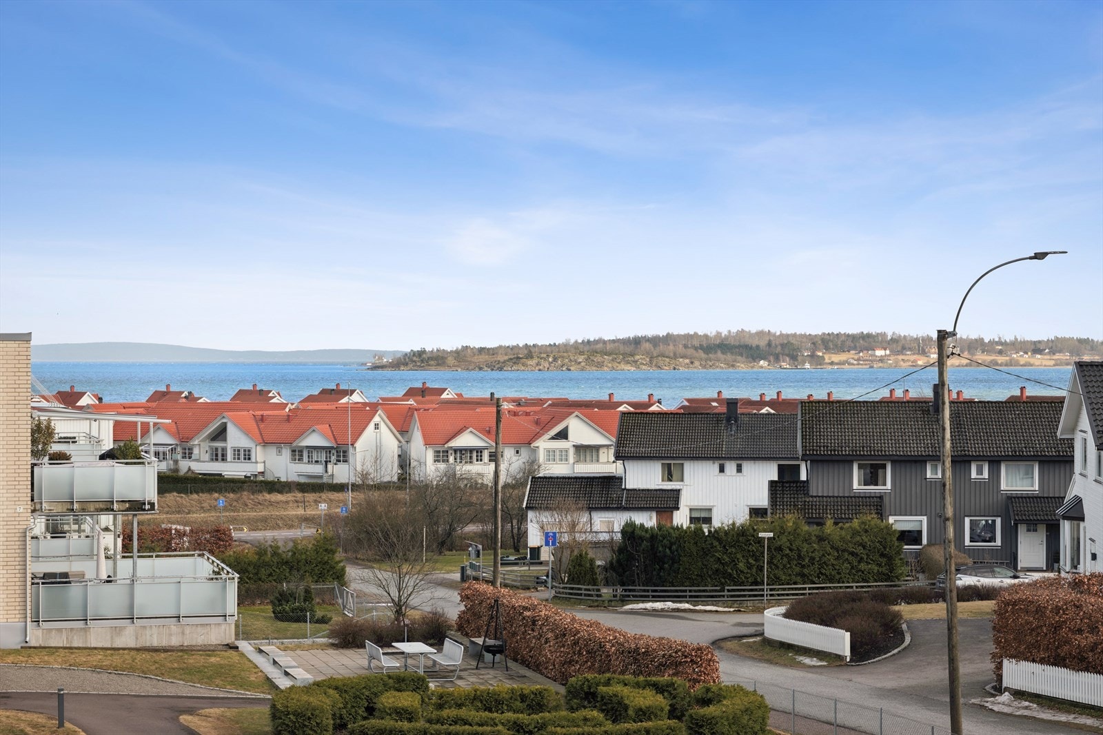Eiendommen ligger i et etablert, rolig boligområde med kort vei til både strand, båthavn, skoler, butikker og kollektivtransport. Galleribilde