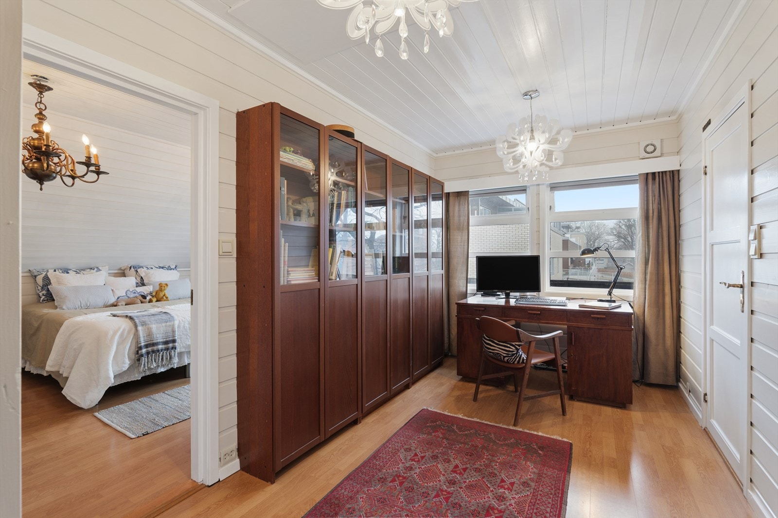 Hovedleilighetens andre etasje inneholder et kontor pa 11,4 m2, perfekt for en rolig arbeidsplass, eller som ekstra soverom. Galleribilde